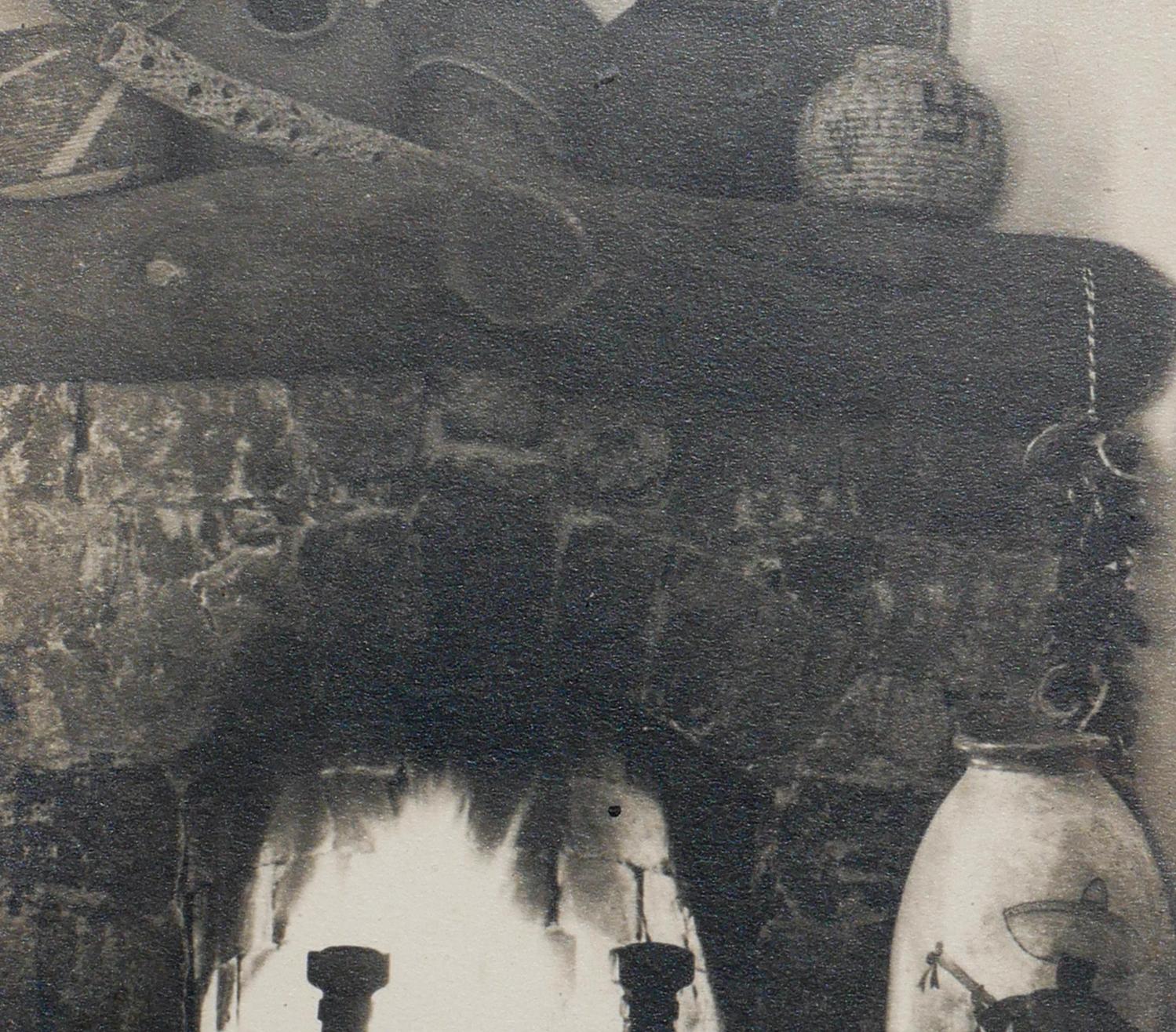 Una prima fotografia in bianco e nero di un focolare interno in vendita 5