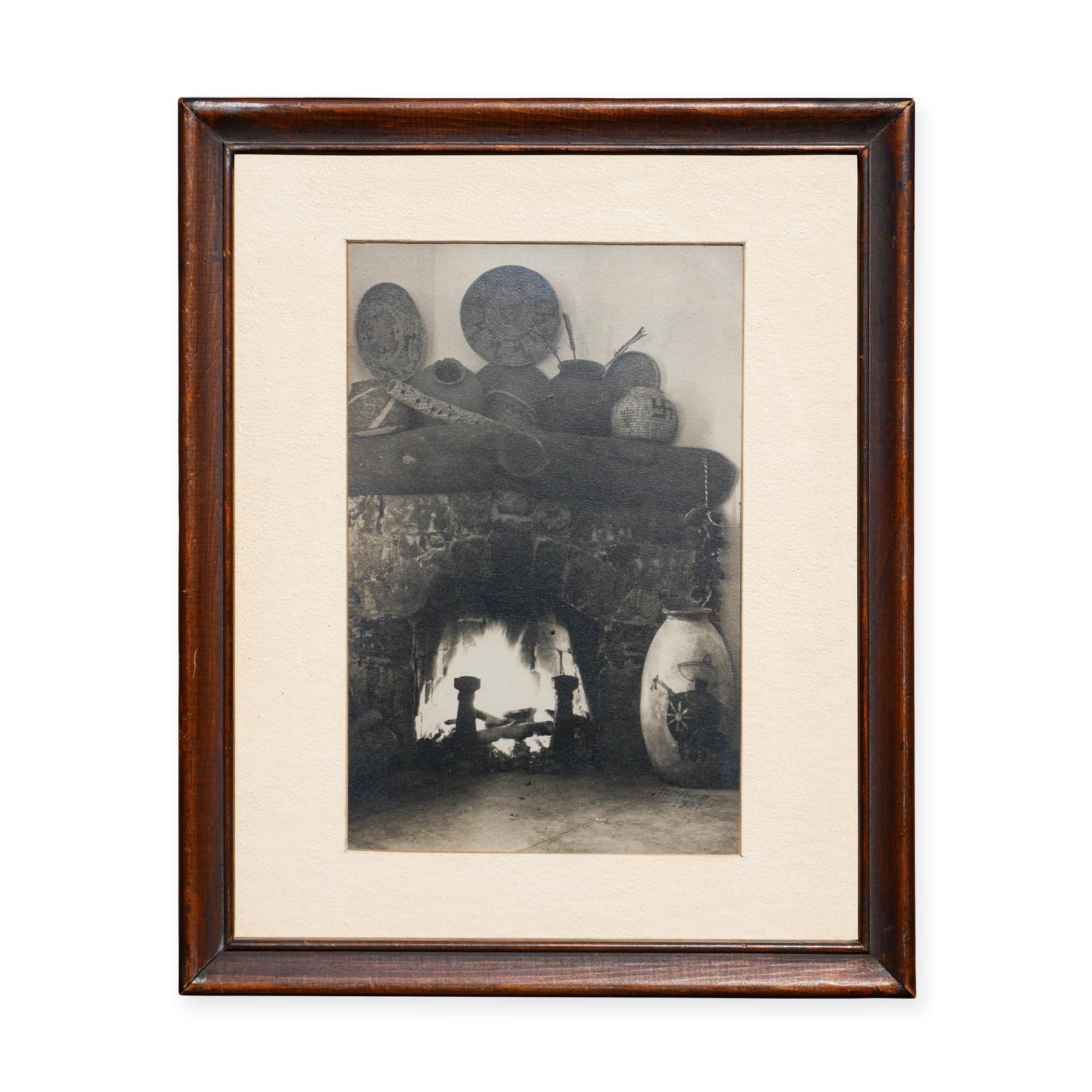 Una prima fotografia in bianco e nero di un focolare interno - Photograph di Unknown