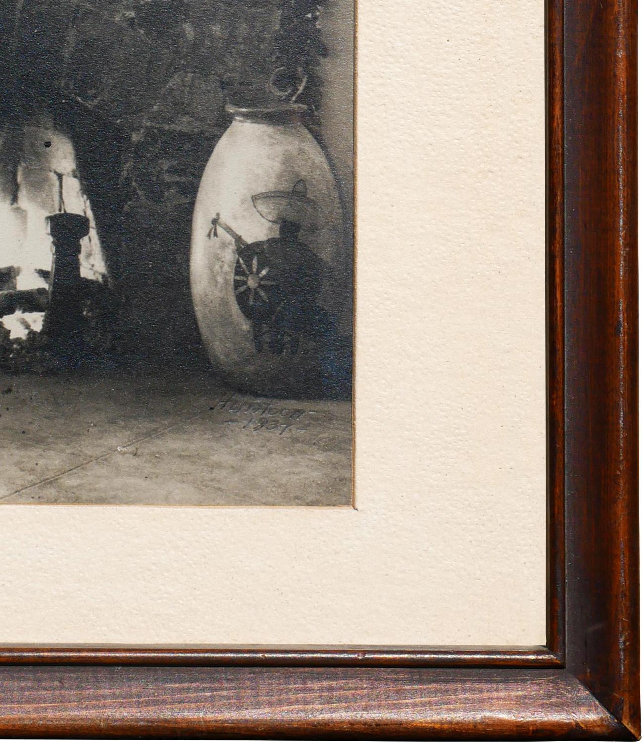 Una prima fotografia in bianco e nero di un focolare interno in vendita 1