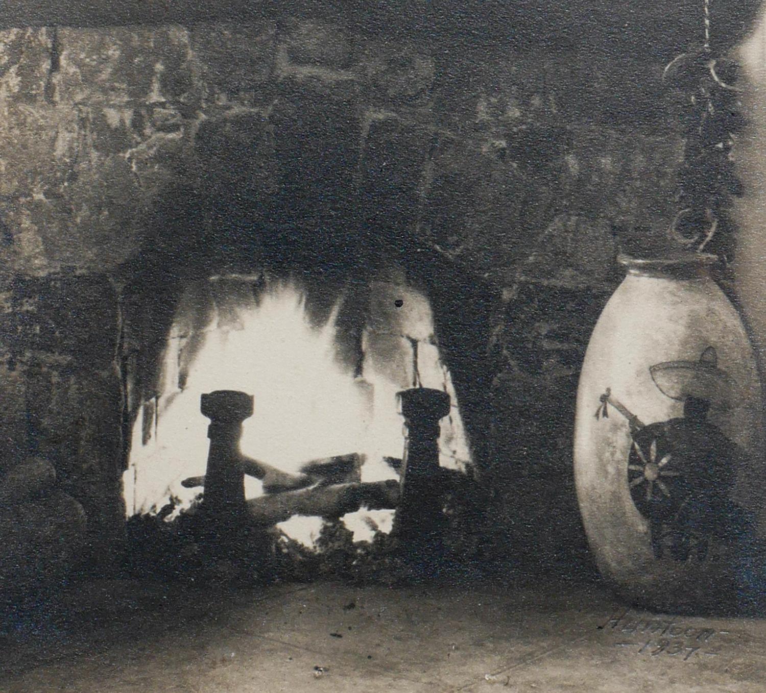 Una prima fotografia in bianco e nero di un focolare interno in vendita 4