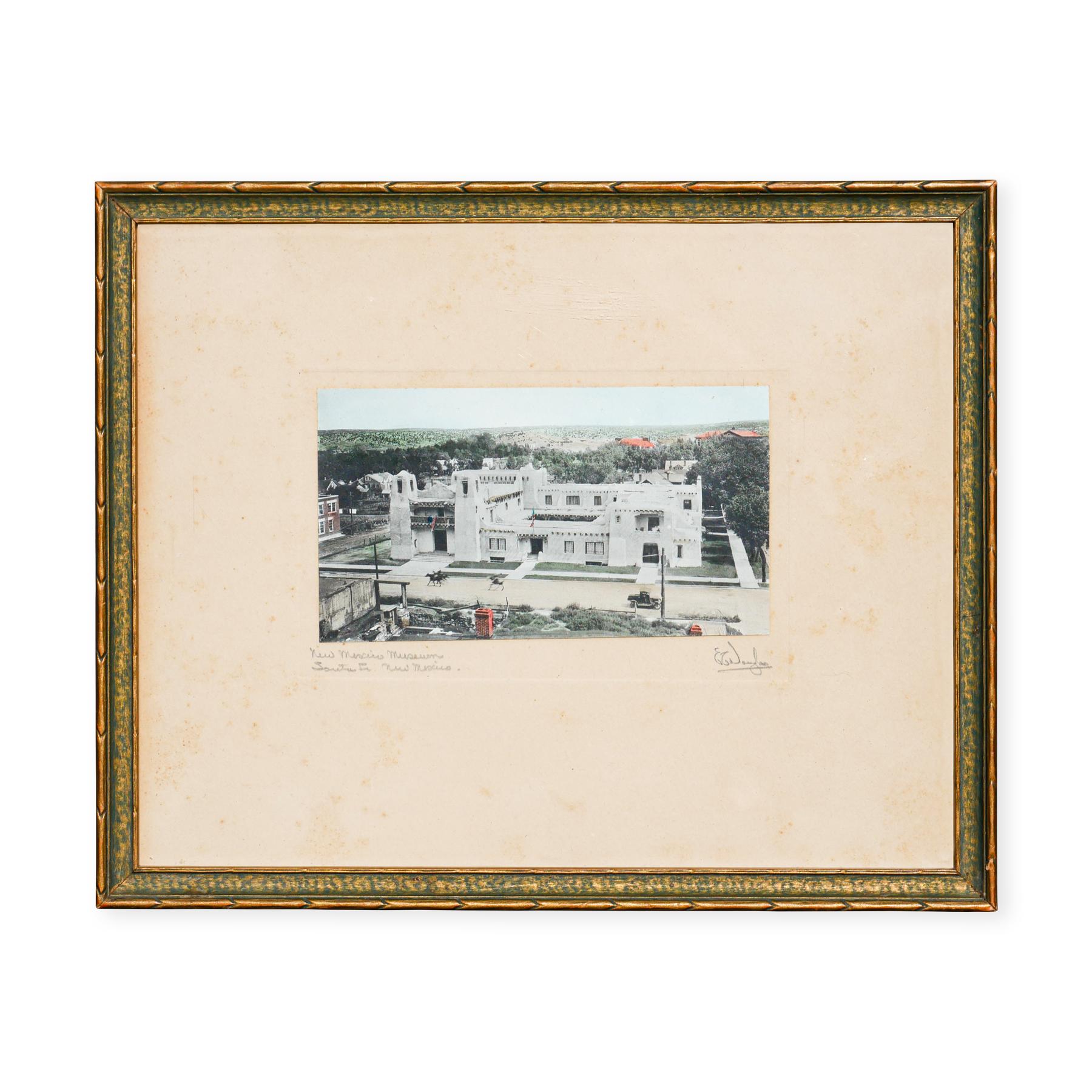 Fotografía arquitectónica histórica en color del Museo de Arte de Nuevo México - Photograph de Unknown