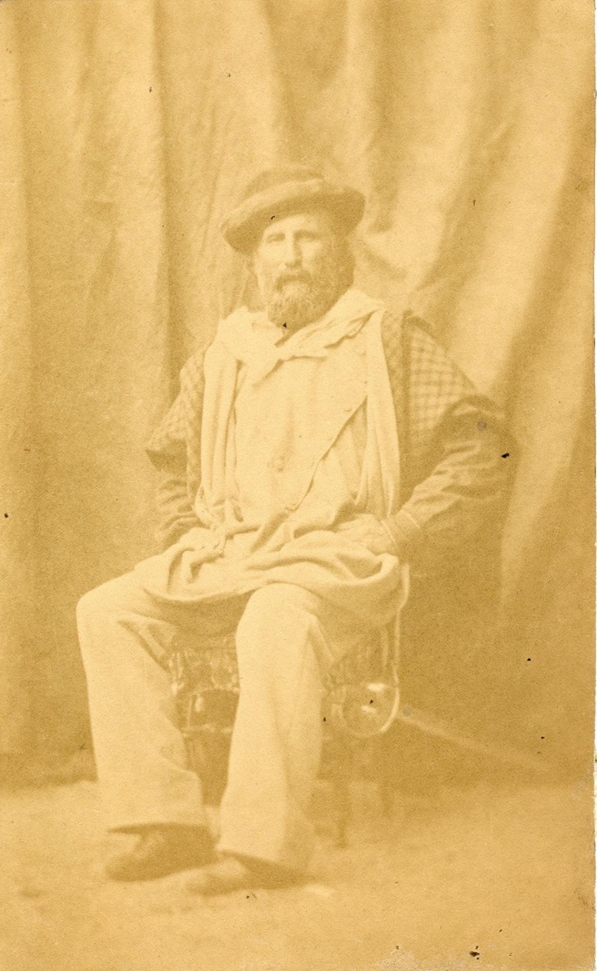 Black and White Photograph di Unknown - Ritratto precocemente firmato di Giuseppe Garibaldi - Stampa originale all'albumina 1860