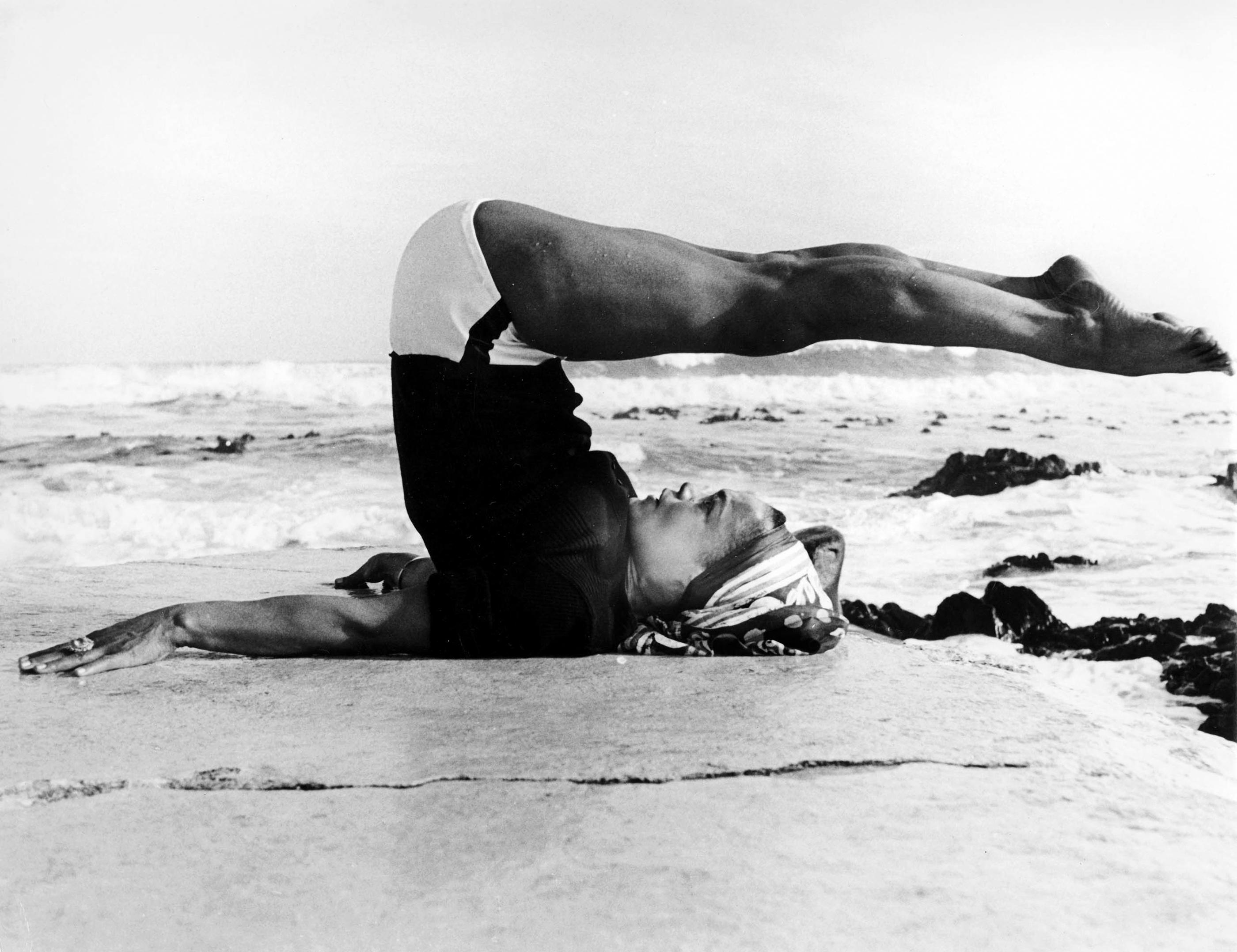 Eartha Kitt: Strand-Yoga – Photograph von Unknown