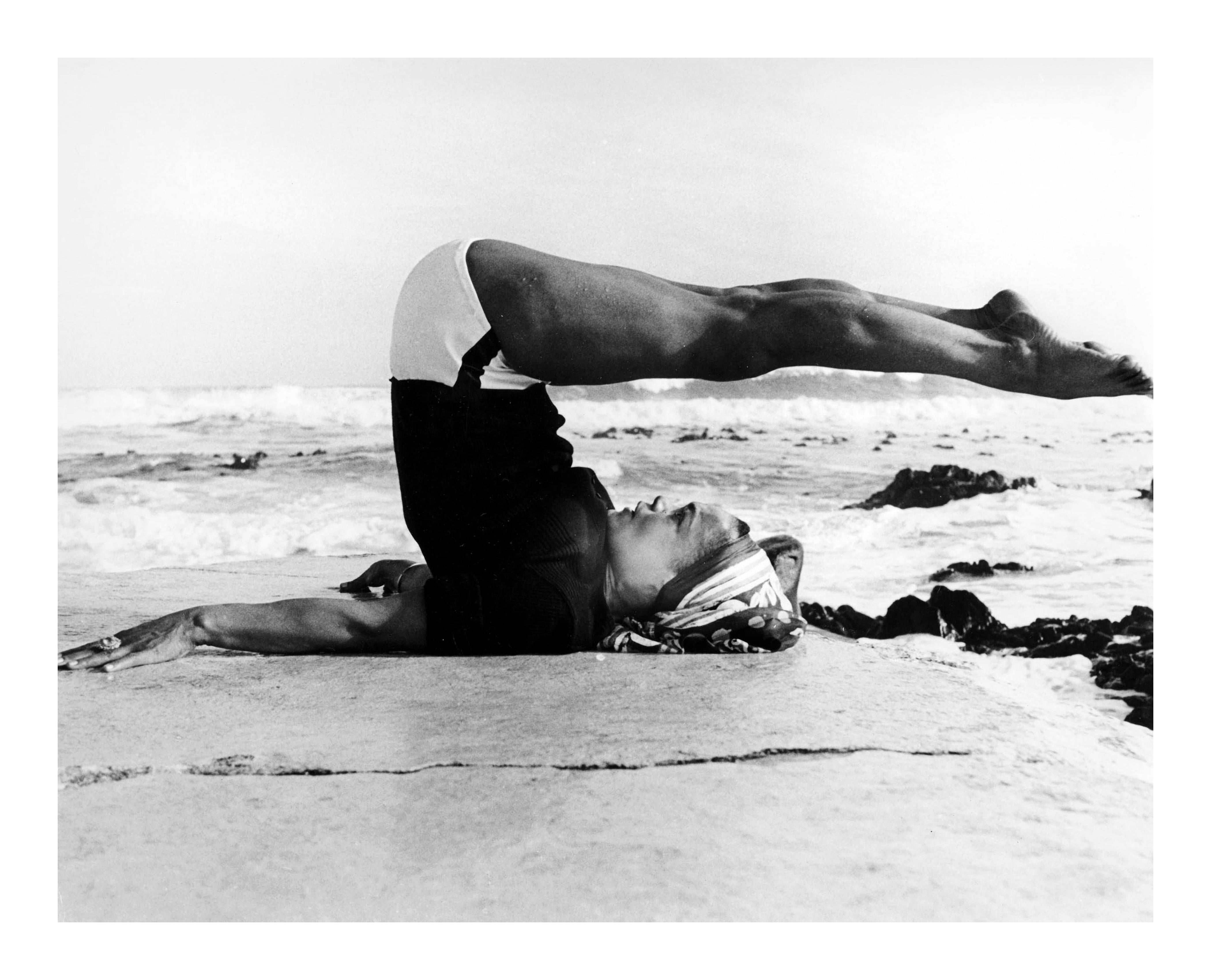 Eartha Kitt: Strand-Yoga (Zeitgenössisch), Photograph, von Unknown