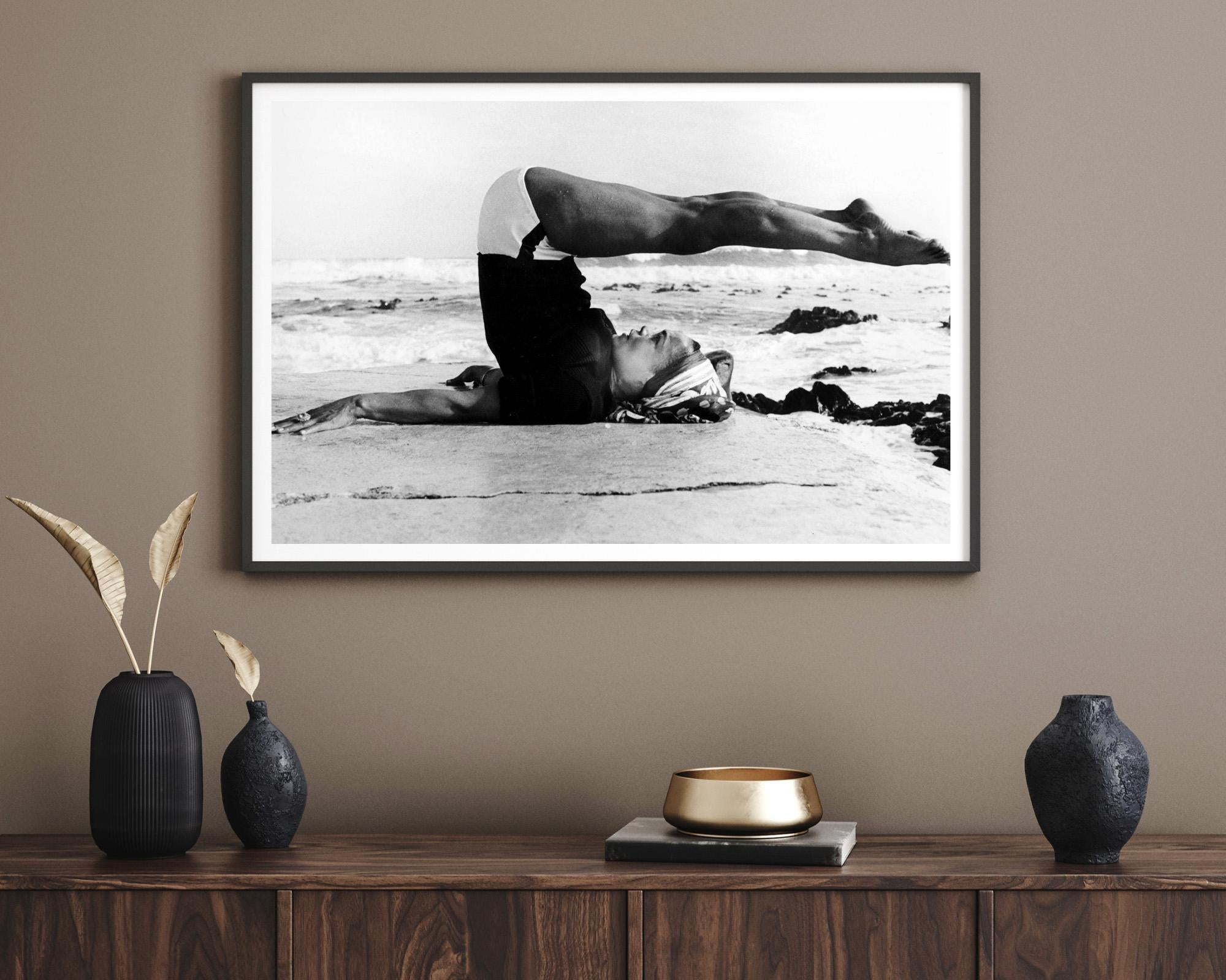 Schwarz-Weiß-Foto, das die elegante Schauspielerin Eartha Kitt bei Yoga- und Dehnübungen am Strand zeigt.

Eartha Kitt war eine amerikanische Sängerin, Schauspielerin und Tänzerin, die für ihre markante Stimme und Bühnenpräsenz bekannt war. Sie
