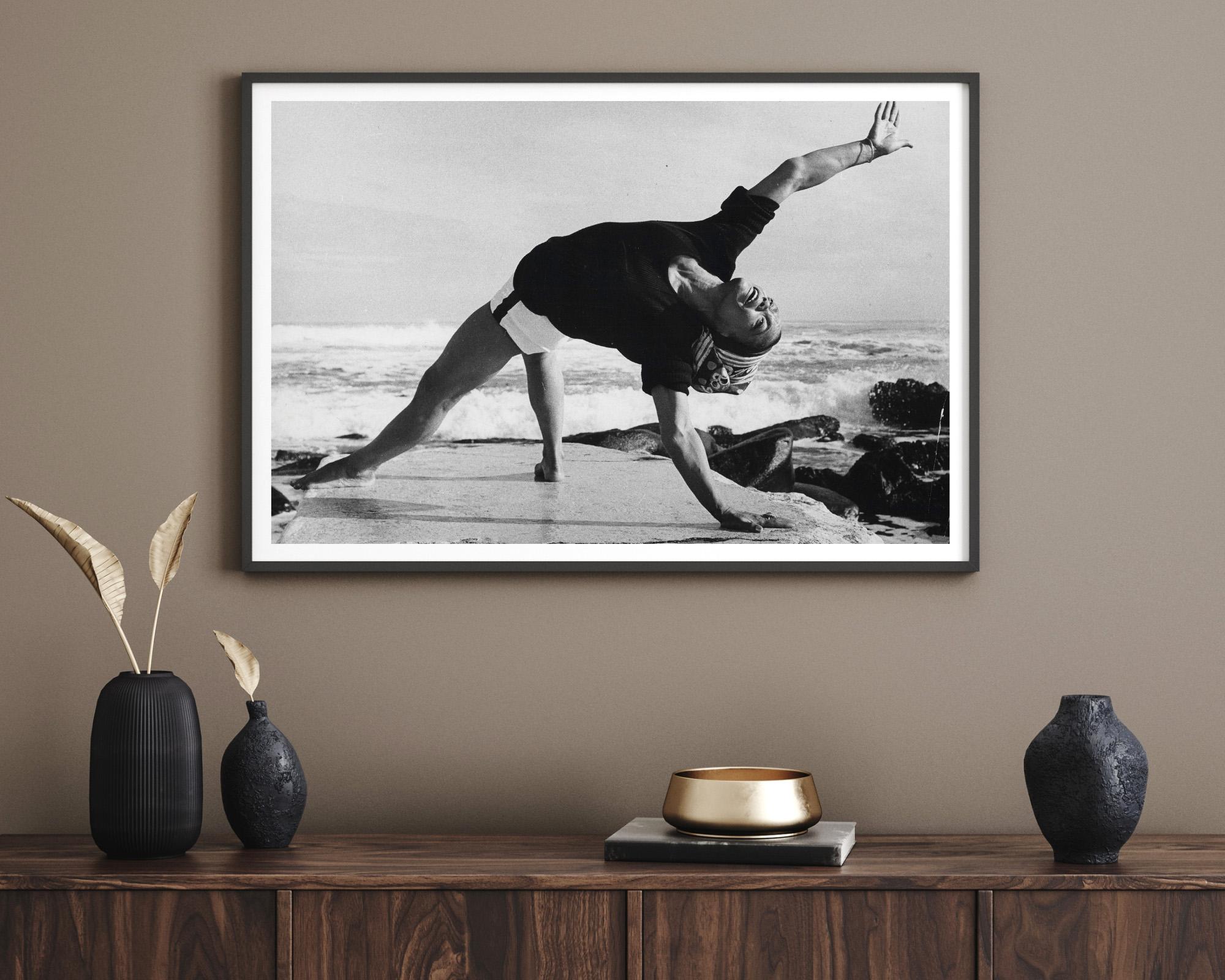 Eartha Kitt : Asana de l'océan - Gris Black and White Photograph par Unknown
