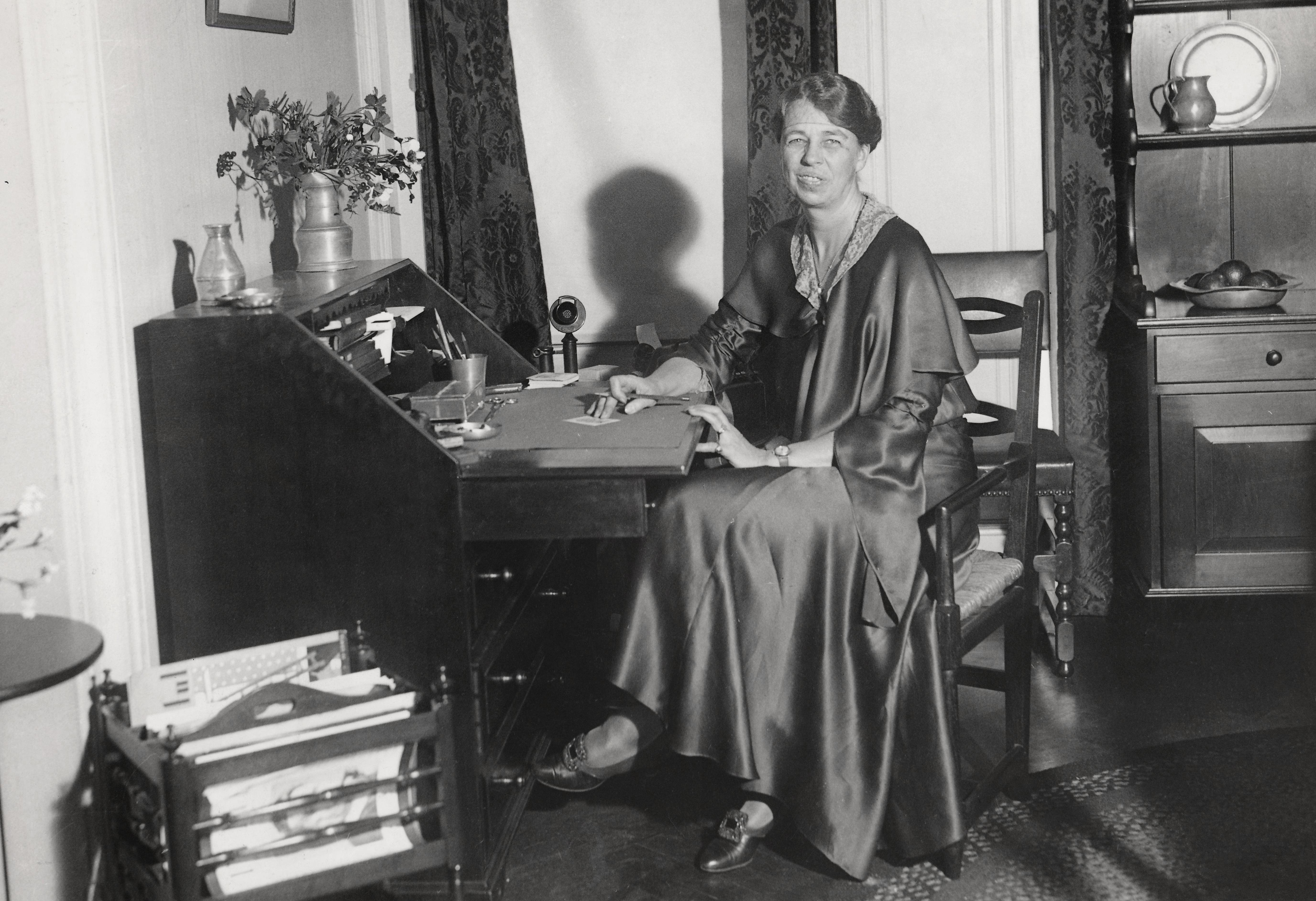 Unknown Black and White Photograph – Eleanor Roosevelt at Her Desk Fine Art Print