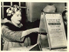 Elisabetta II visita l'Agenzia Holloway - Fotografia d'epoca - Anni '60