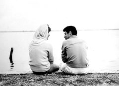Elizabeth Taylor et Eddie Fisher assis sur le rivage