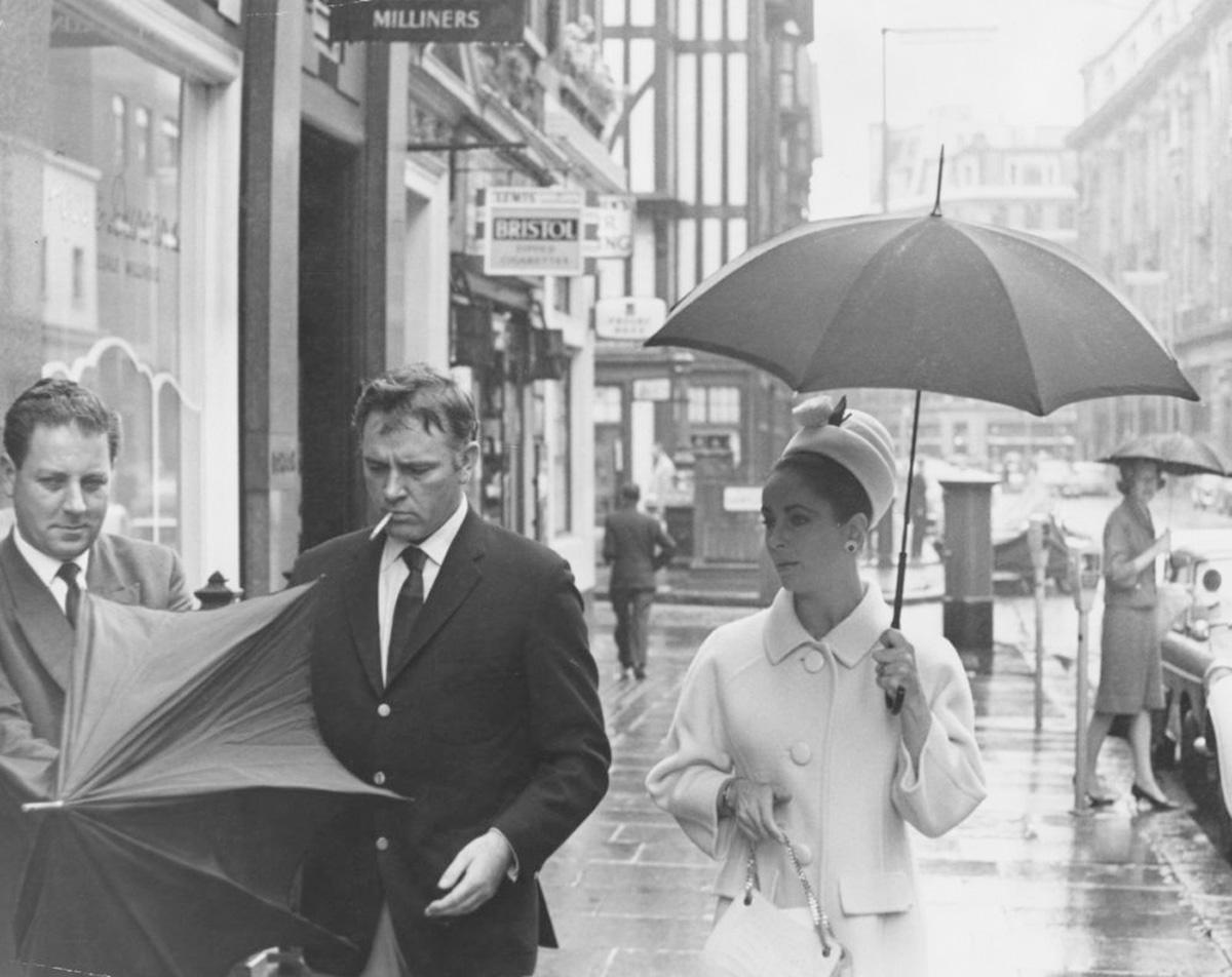 Unknown Black and White Photograph - Elizabeth Taylor and Richard Burton, 1963 - Black and White Print