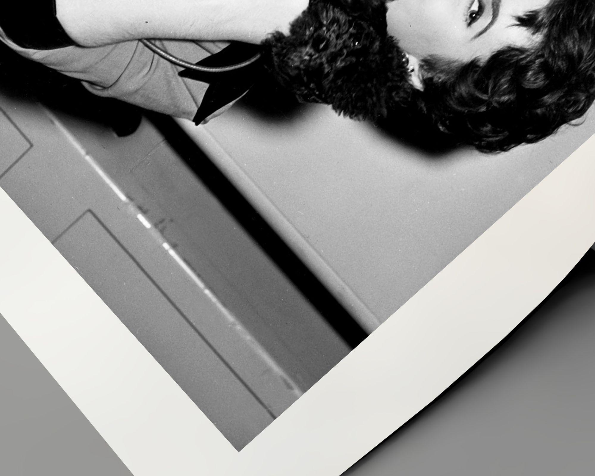 Elizabeth Taylor con in braccio un barboncino per la Rapsodia - Photograph Contemporaneo di Unknown