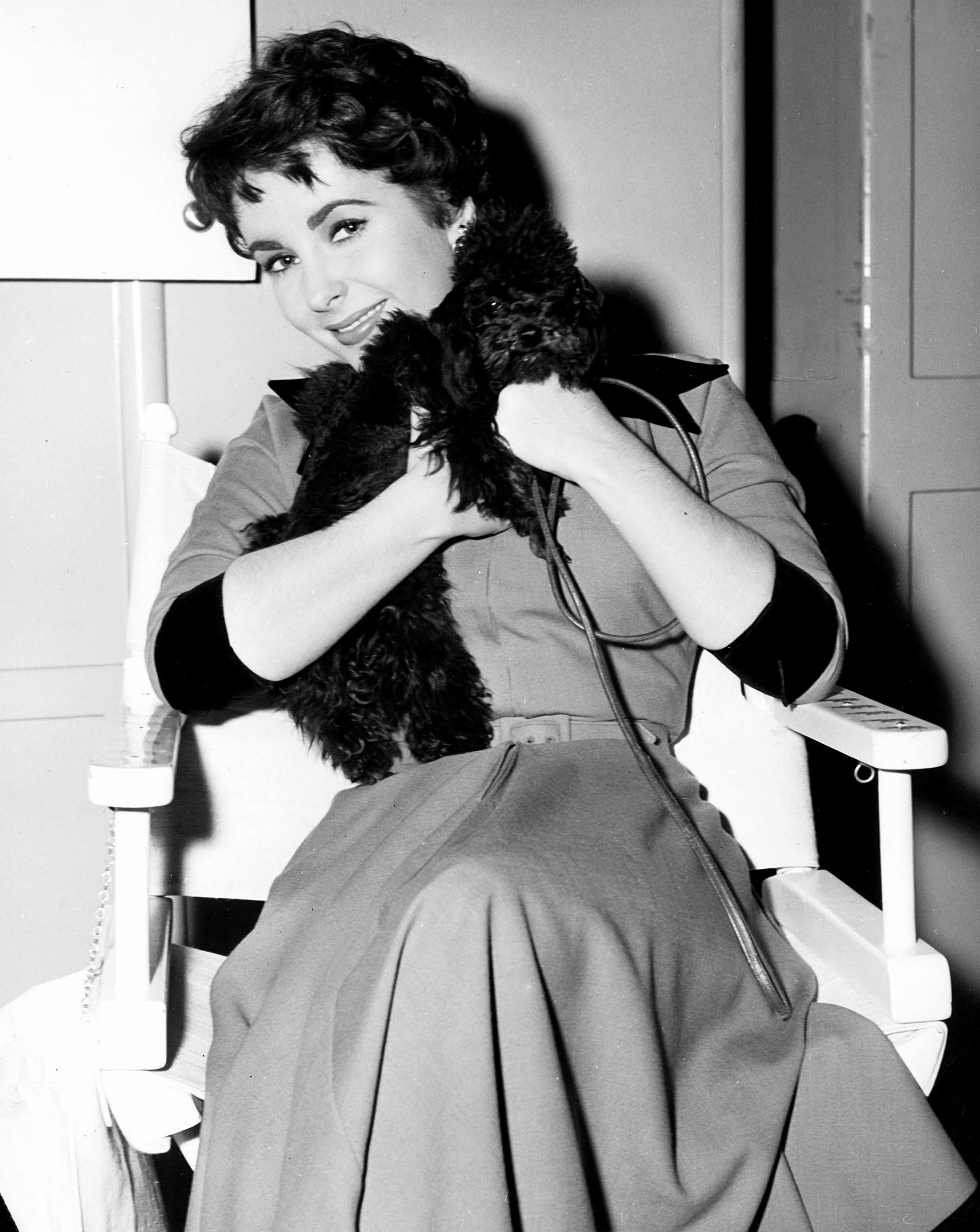 Black and White Photograph di Unknown - Elizabeth Taylor con in braccio un barboncino per la Rapsodia