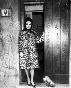 Elizabeth Taylor con abrigo de leopardo