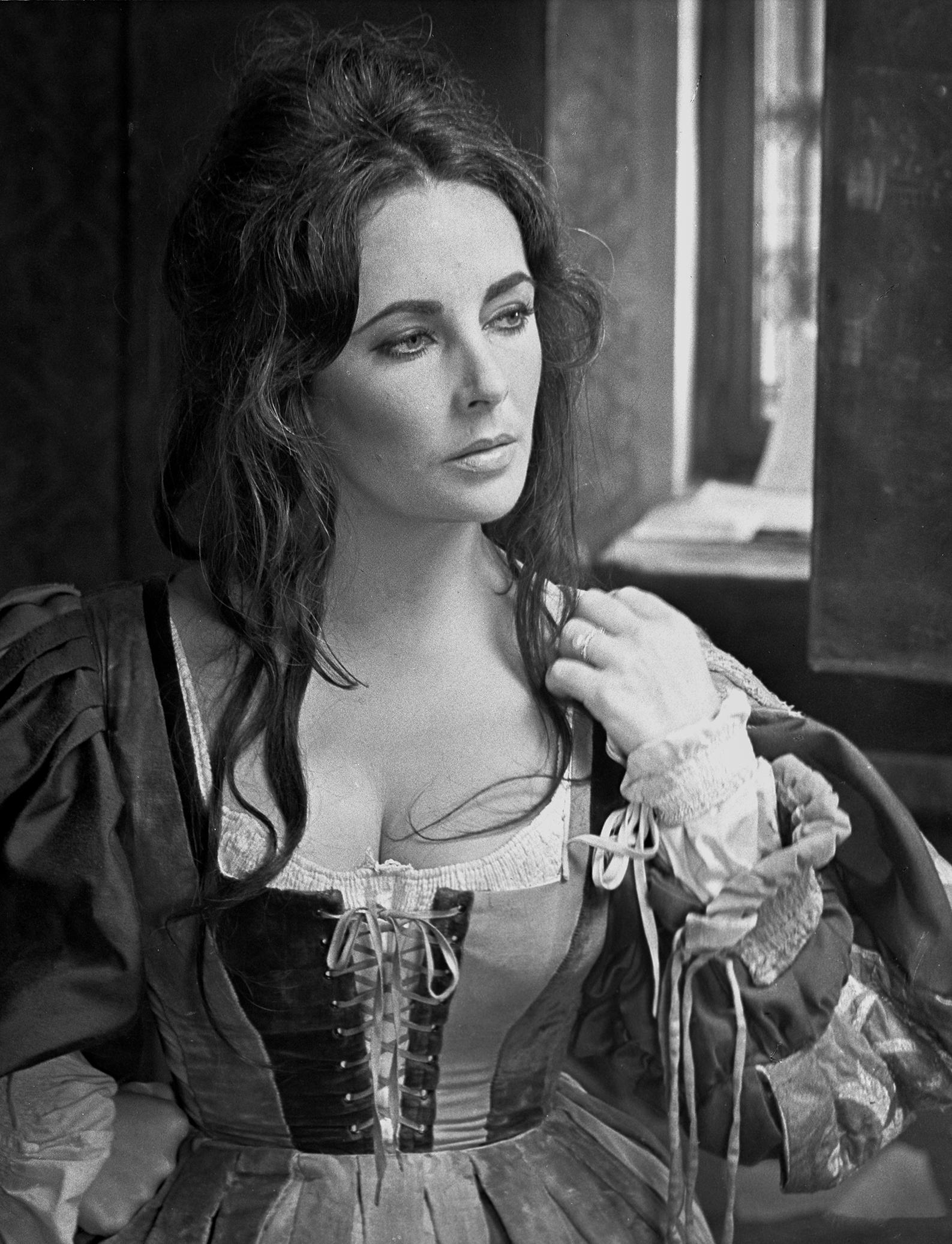 Black and White Photograph di Unknown - Elizabeth Taylor alla luce della finestra