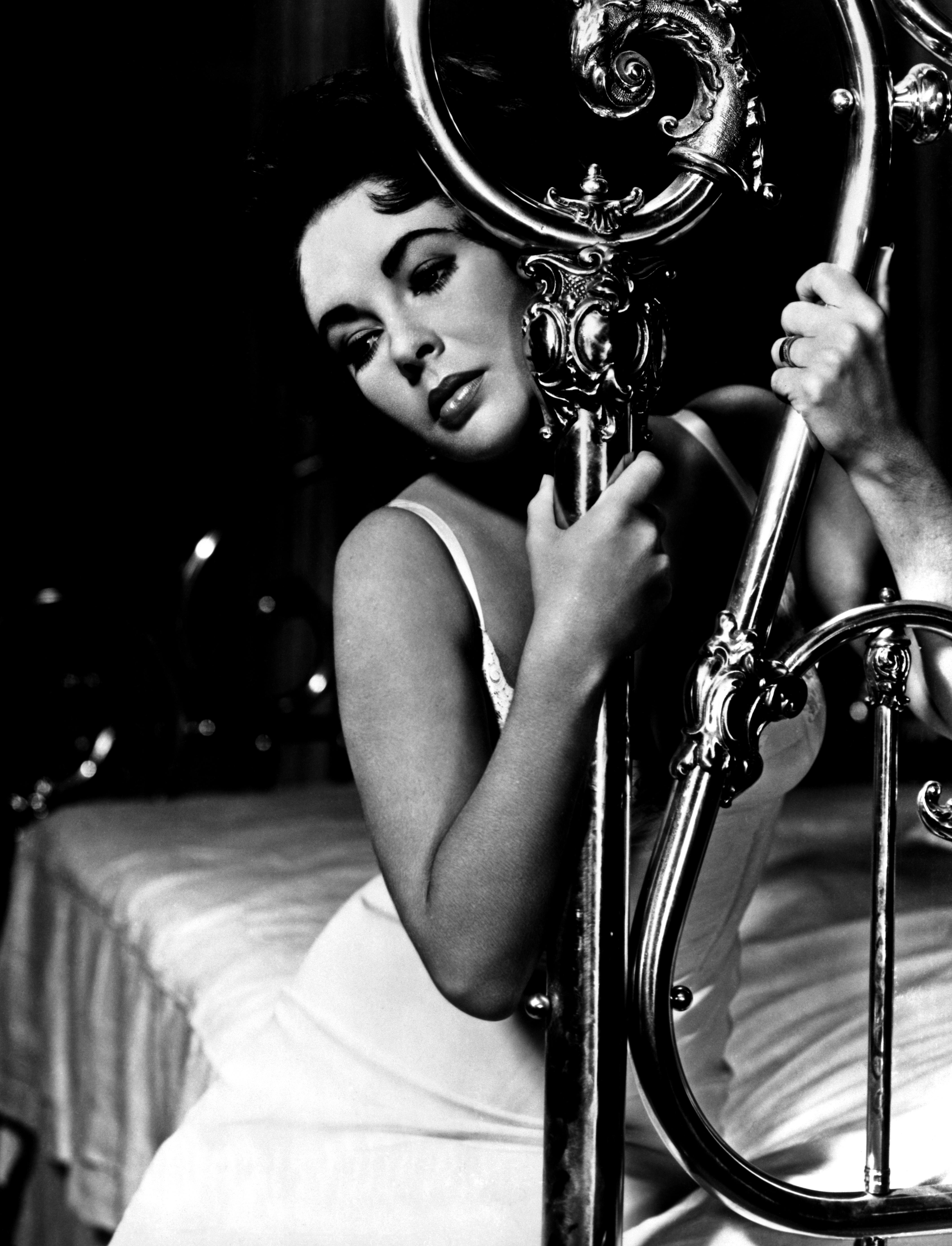 Elizabeth Taylor en la cama - Fotografía y negativo antiguo de gran formato - Photograph de Unknown