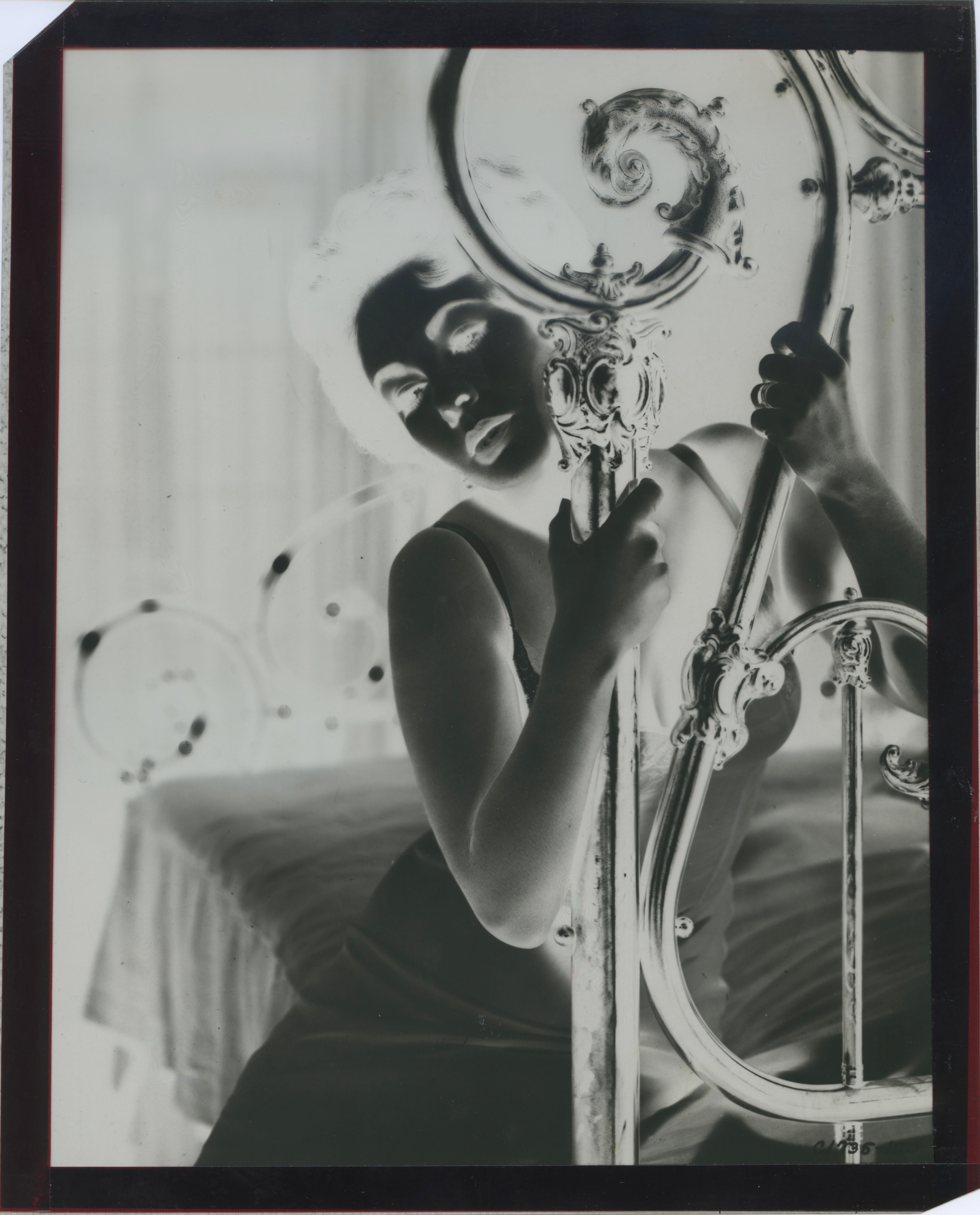 Elizabeth Taylor en la cama - Fotografía y negativo antiguo de gran formato - Photograph Contemporáneo de Unknown