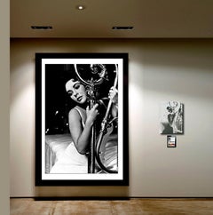 Elizabeth Taylor sur lit - Photographie et négatif grand format vintage