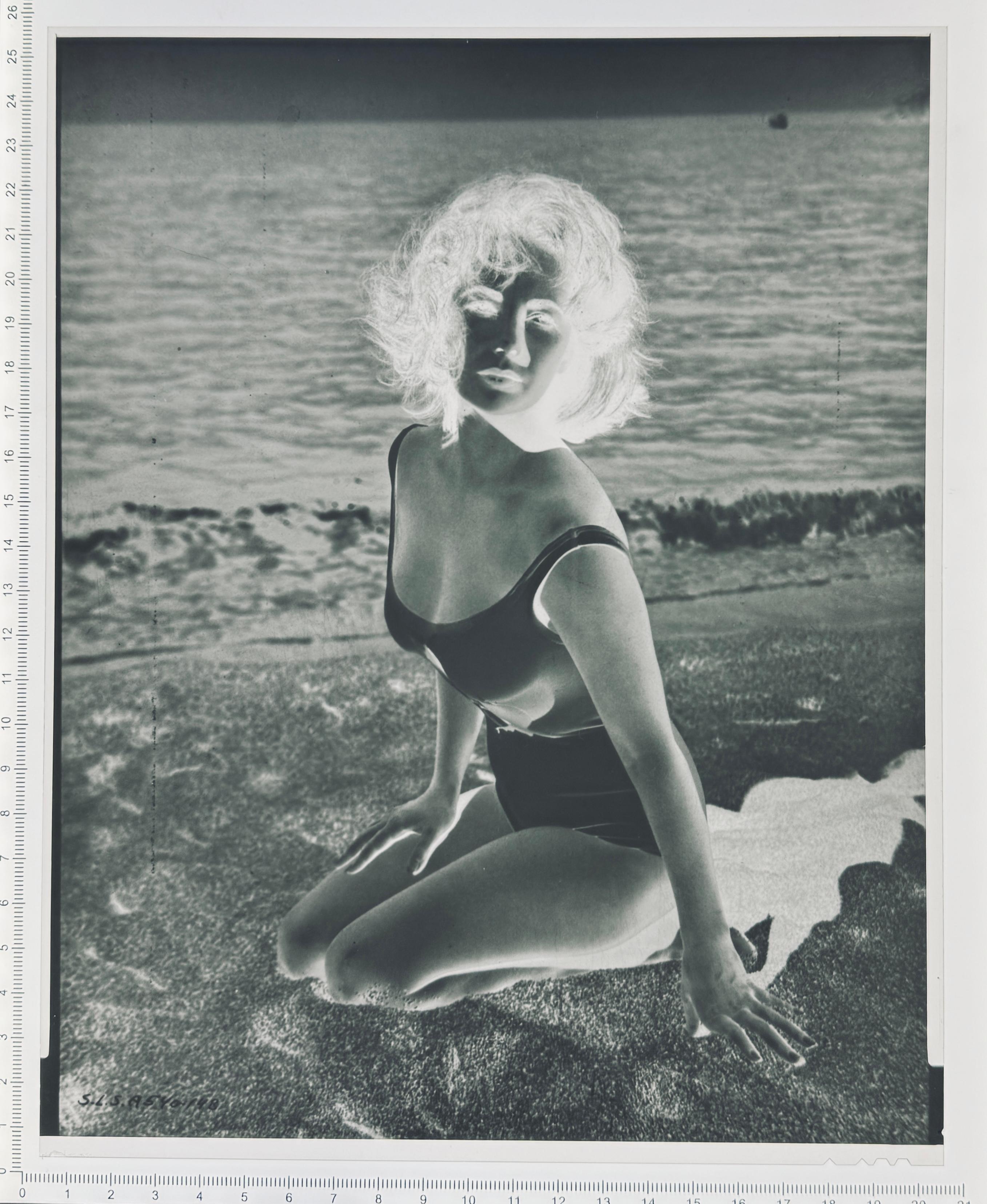Elizabeth Taylor - Fotografía y negativo antiguo de gran formato - Art Contemporáneo de Unknown