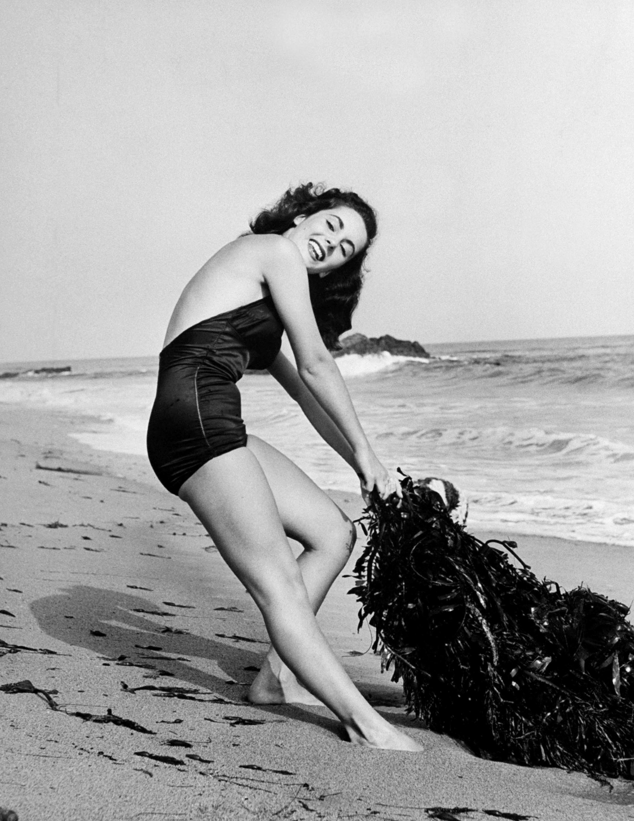 Unknown Black and White Photograph - Elizabeth Taylor Smiling on the Beach Globe Photos Fine Art Print