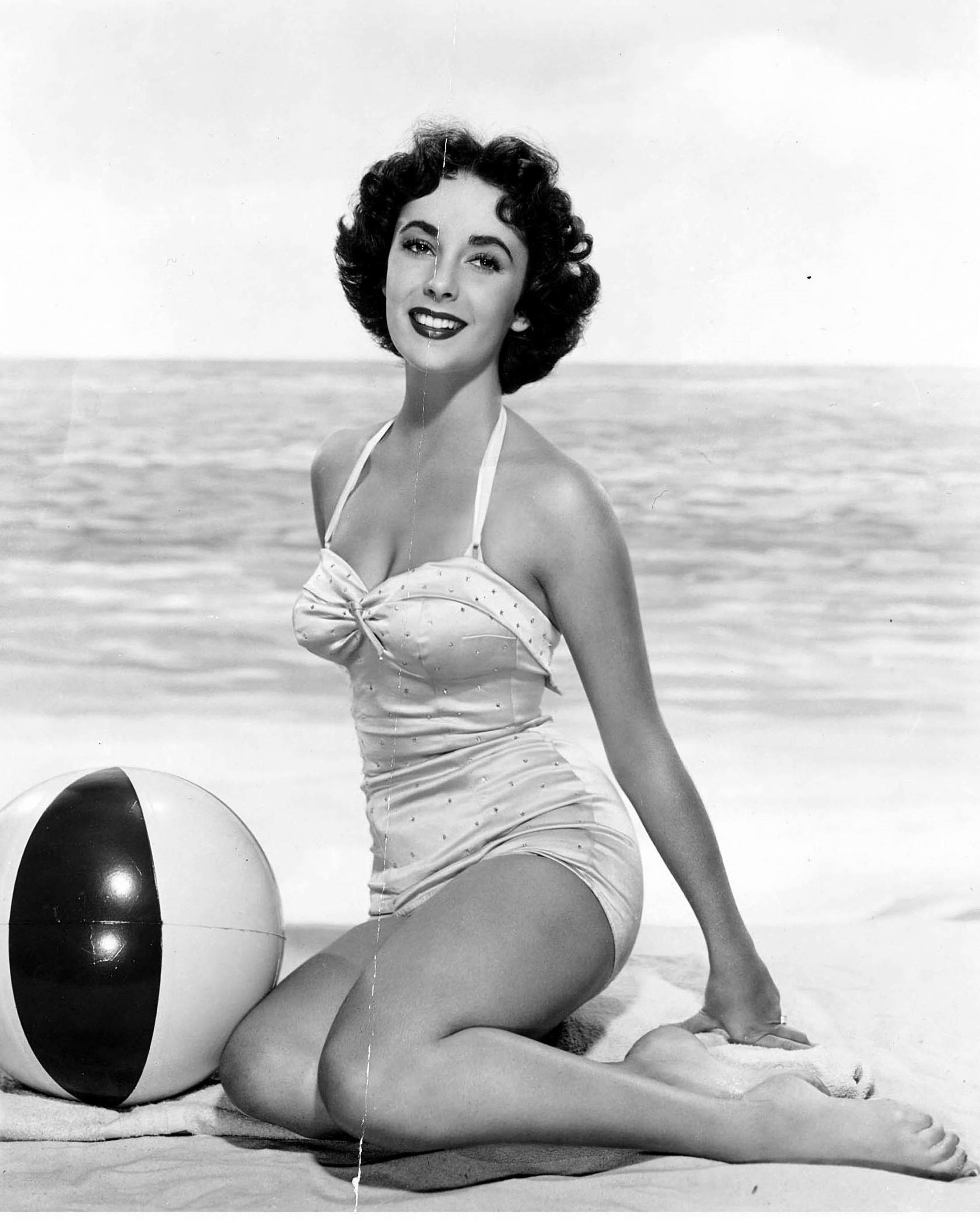 Elizabeth Taylor mit Strandball – Photograph von Unknown