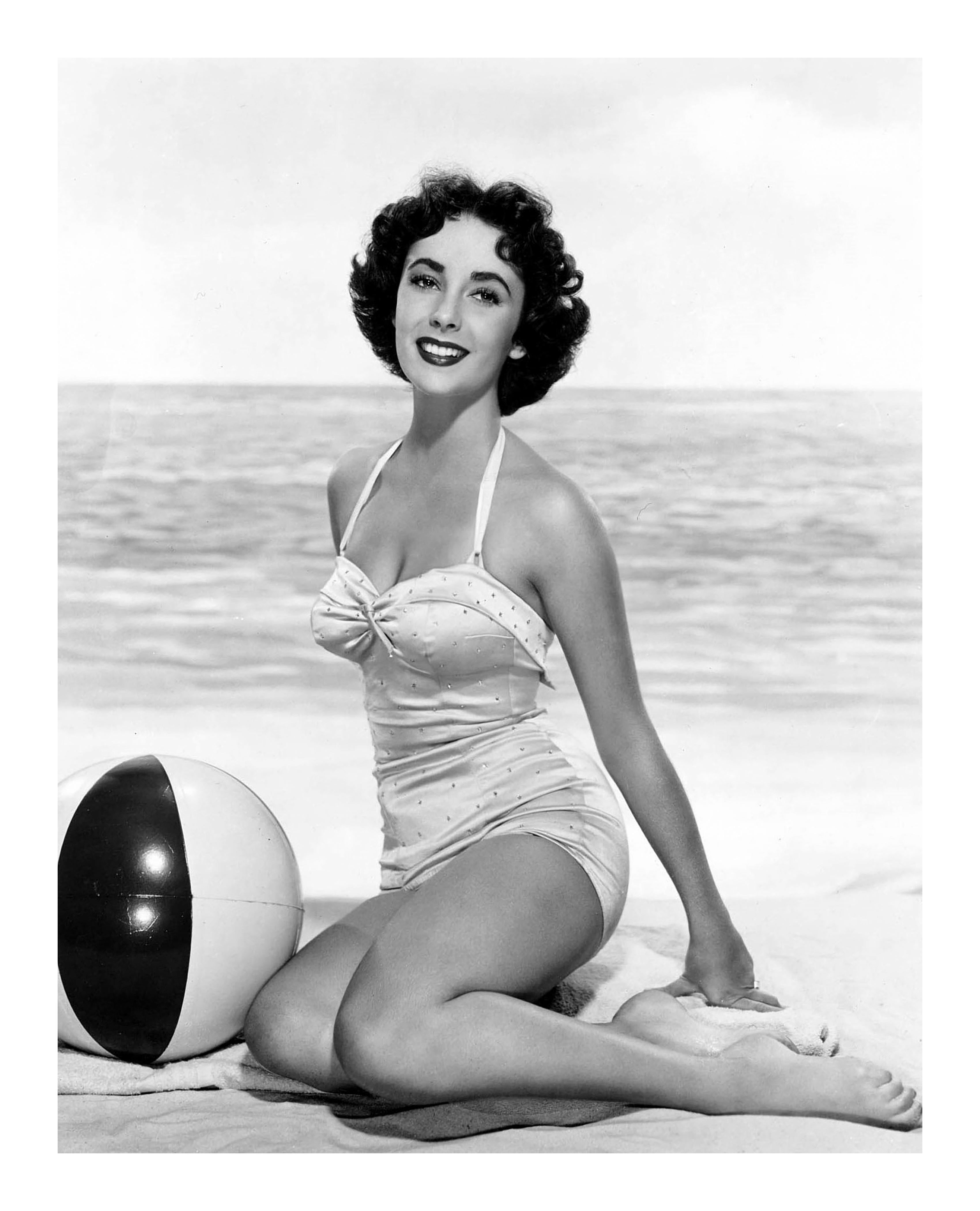Elizabeth Taylor mit Strandball (Zeitgenössisch), Photograph, von Unknown