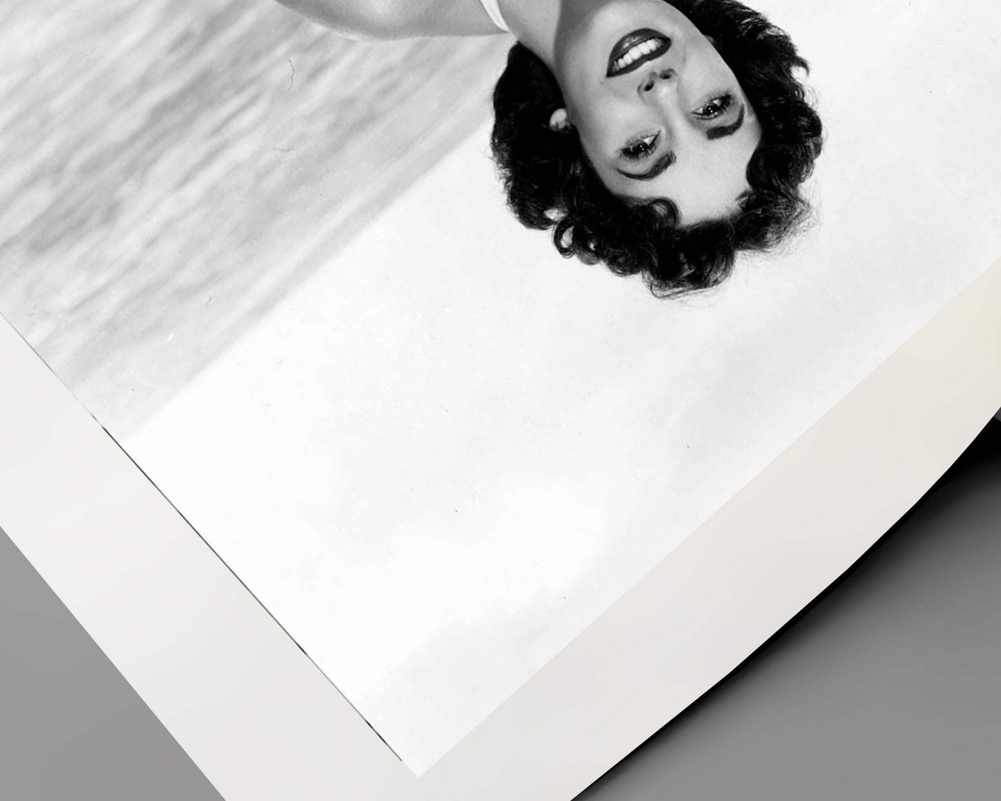 Elizabeth Taylor mit Strandball (Grau), Portrait Photograph, von Unknown