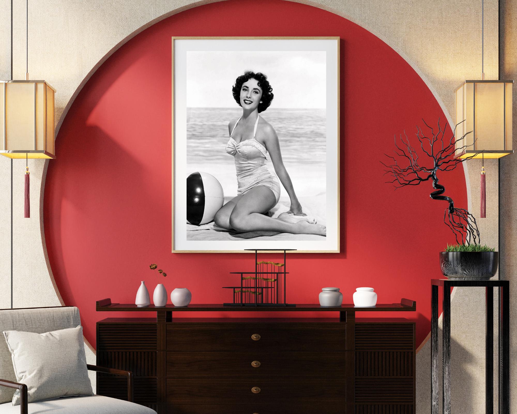 Dieses Schwarz-Weiß-Foto zeigt Elizabeth Taylor mit einem Strandball in Pose gesetzt.

Elizabeth Taylor war eine britisch-amerikanische Schauspielerin, die als Kinderstar begann und zu einer der bekanntesten Figuren des klassischen Hollywood wurde.