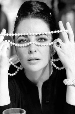 Elizabeth Taylor with Pearls II Globe Photos Fine Art Print