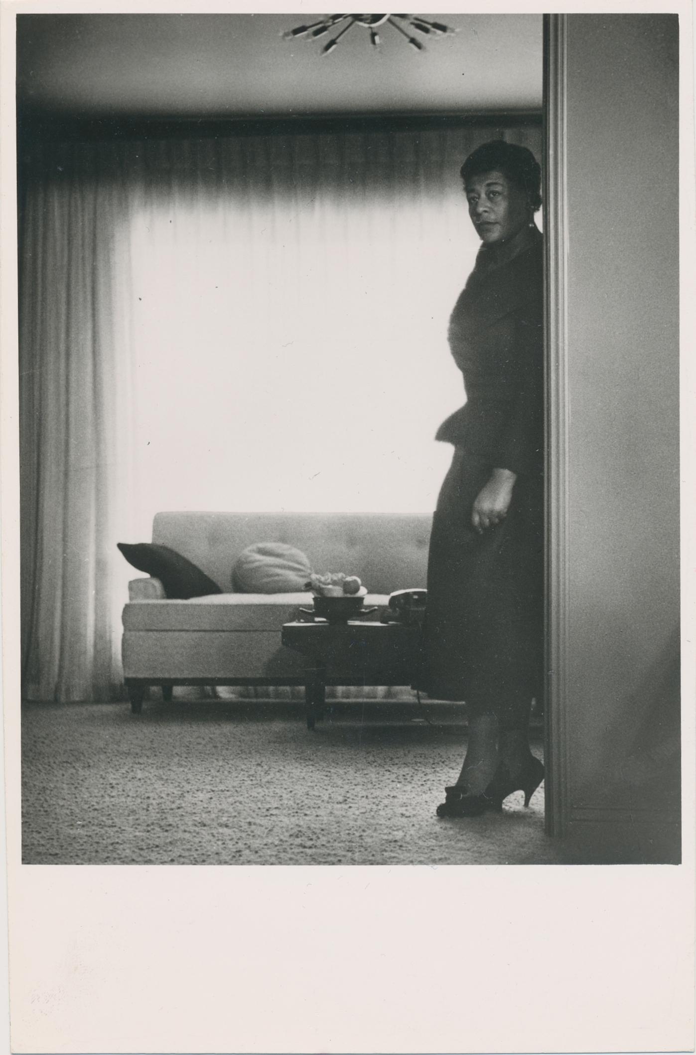 Unknown Black and White Photograph – Ella Fitzgerald, unbekanntes Datum