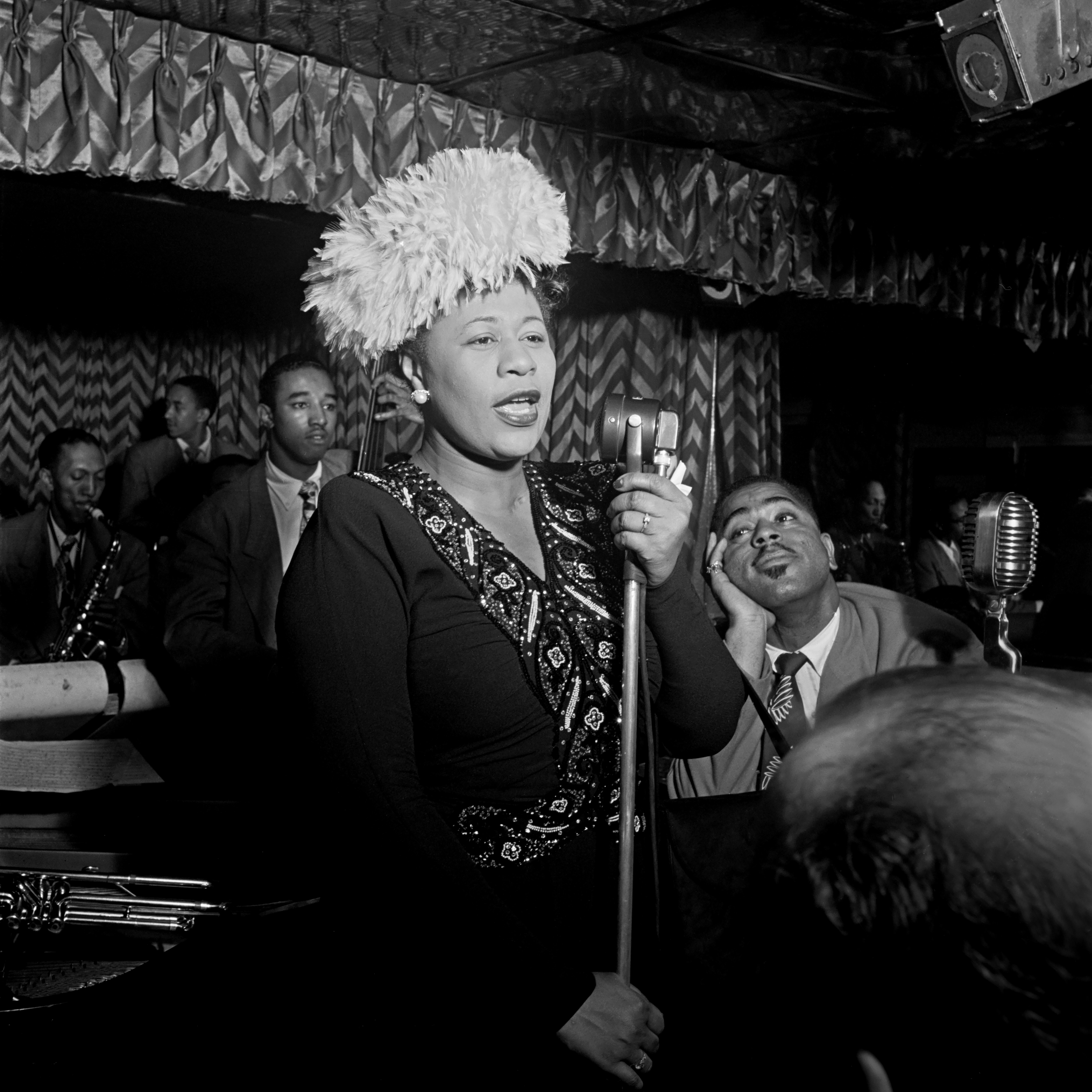 Black and White Photograph de Unknown - Ella Fitzgerald en el Downbeat de Nueva York