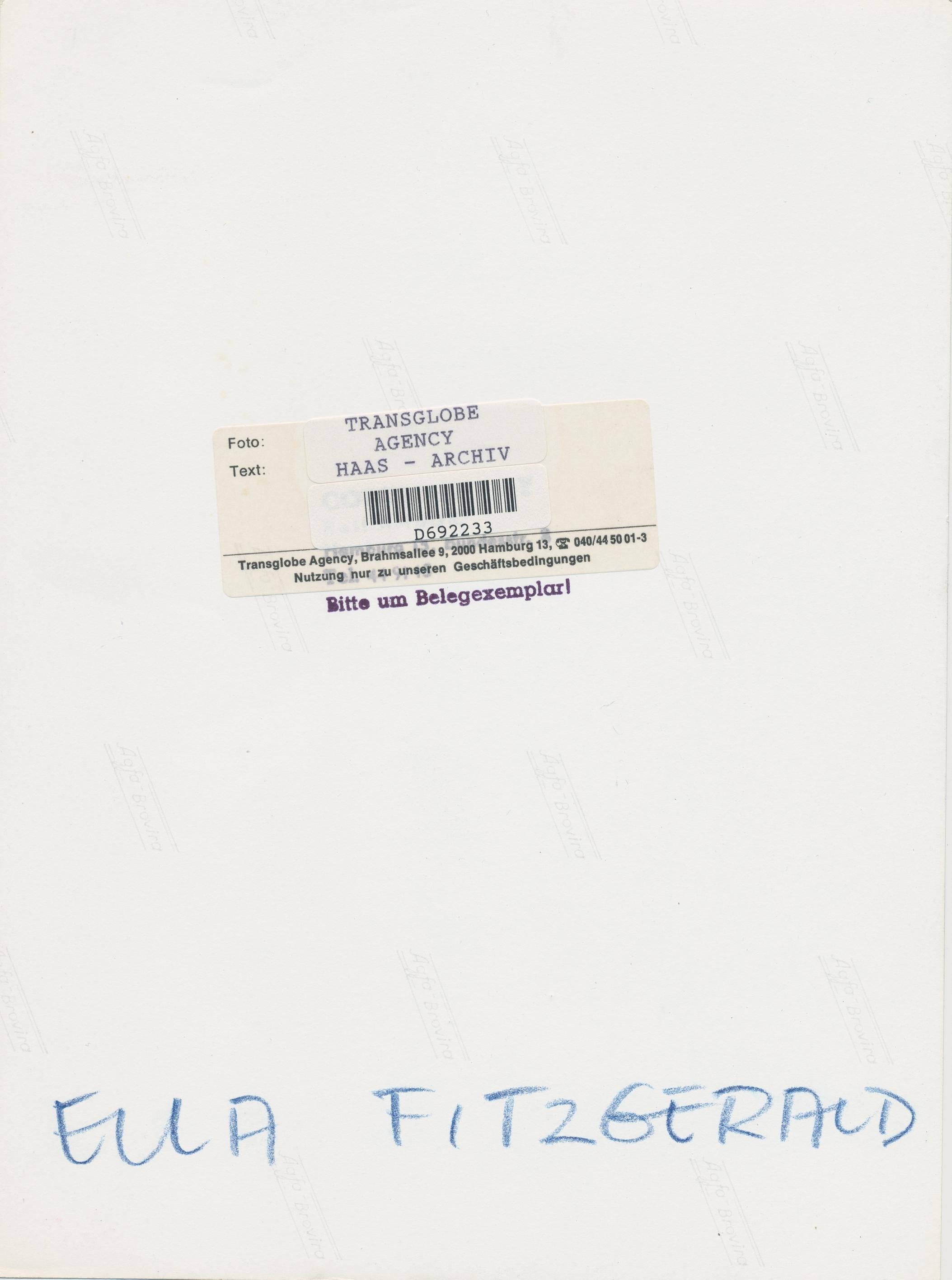 Ella Fitzgerald auf der Bühne, unbekanntes Datum – Photograph von Unknown