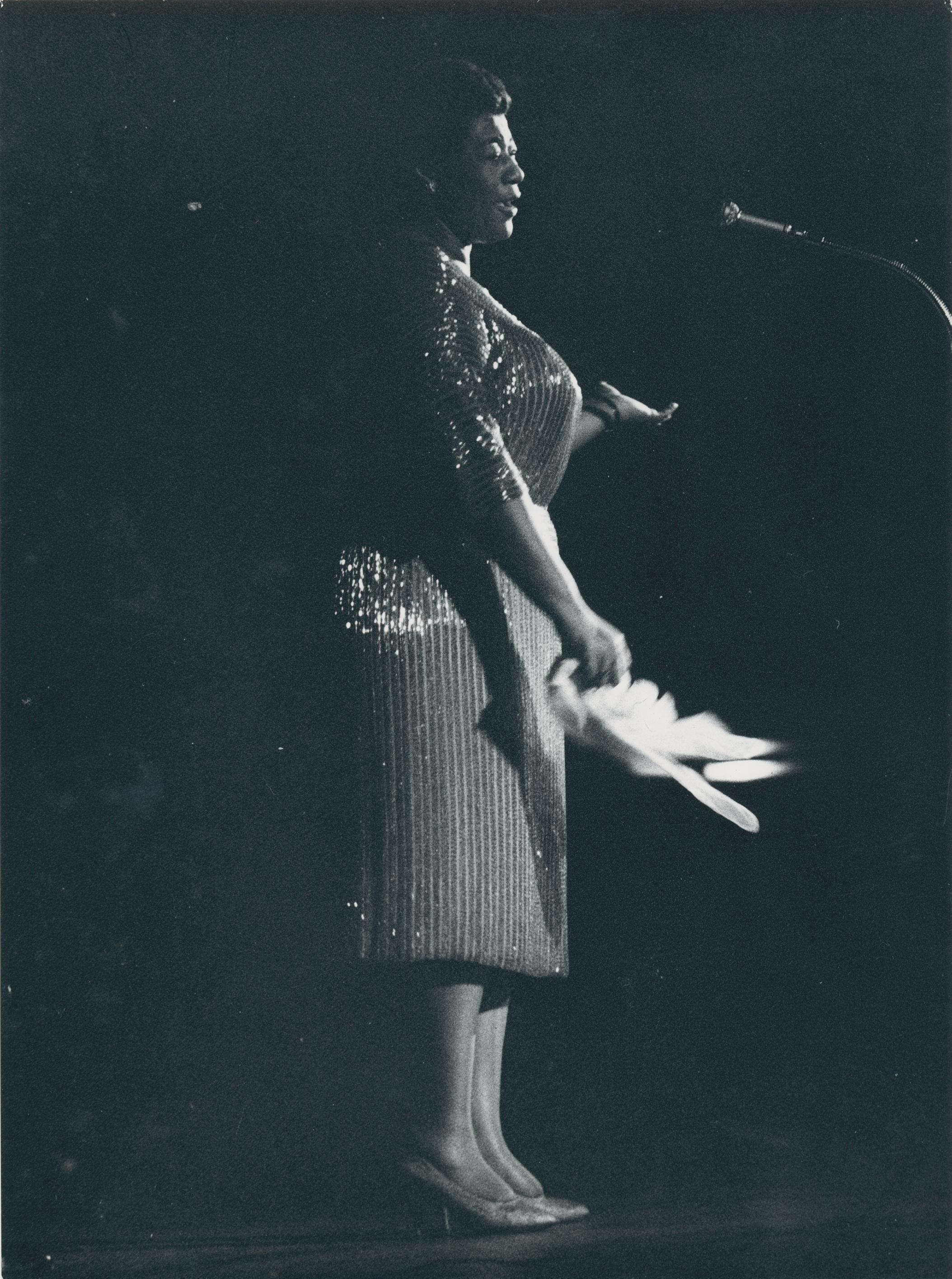 Unknown Black and White Photograph – Ella Fitzgerald auf der Bühne, unbekanntes Datum