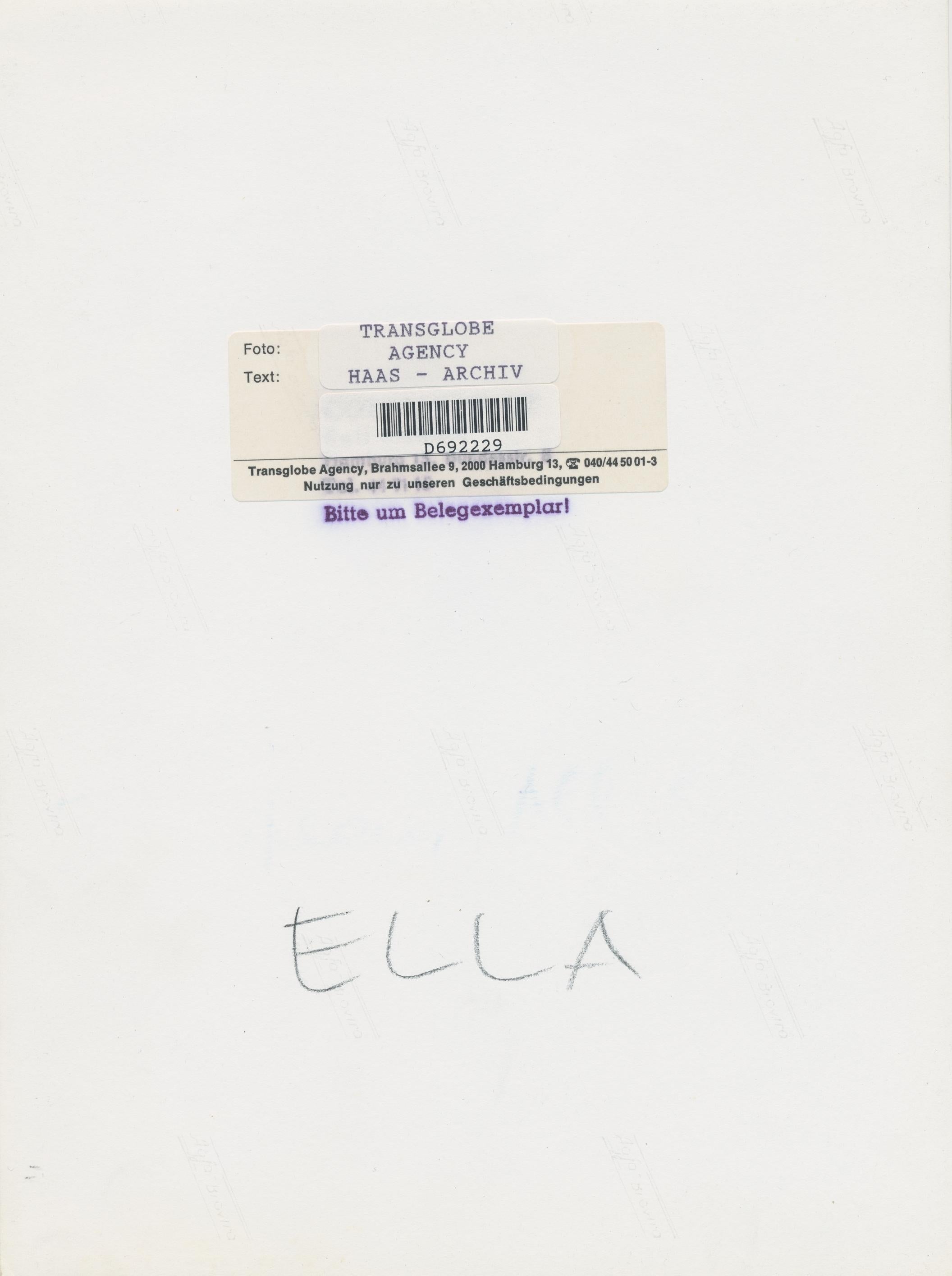 Ella Fitzgerald auf der Bühne, schwarz-weiß, unbekanntes Datum – Photograph von Unknown