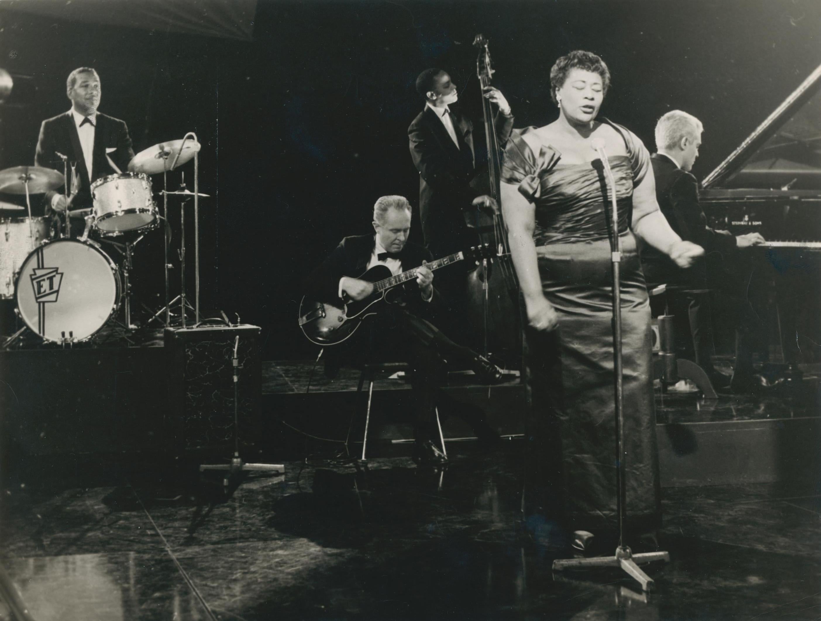 Unknown Black and White Photograph – Ella Fitzgerald mit Band, unbekanntes Datum
