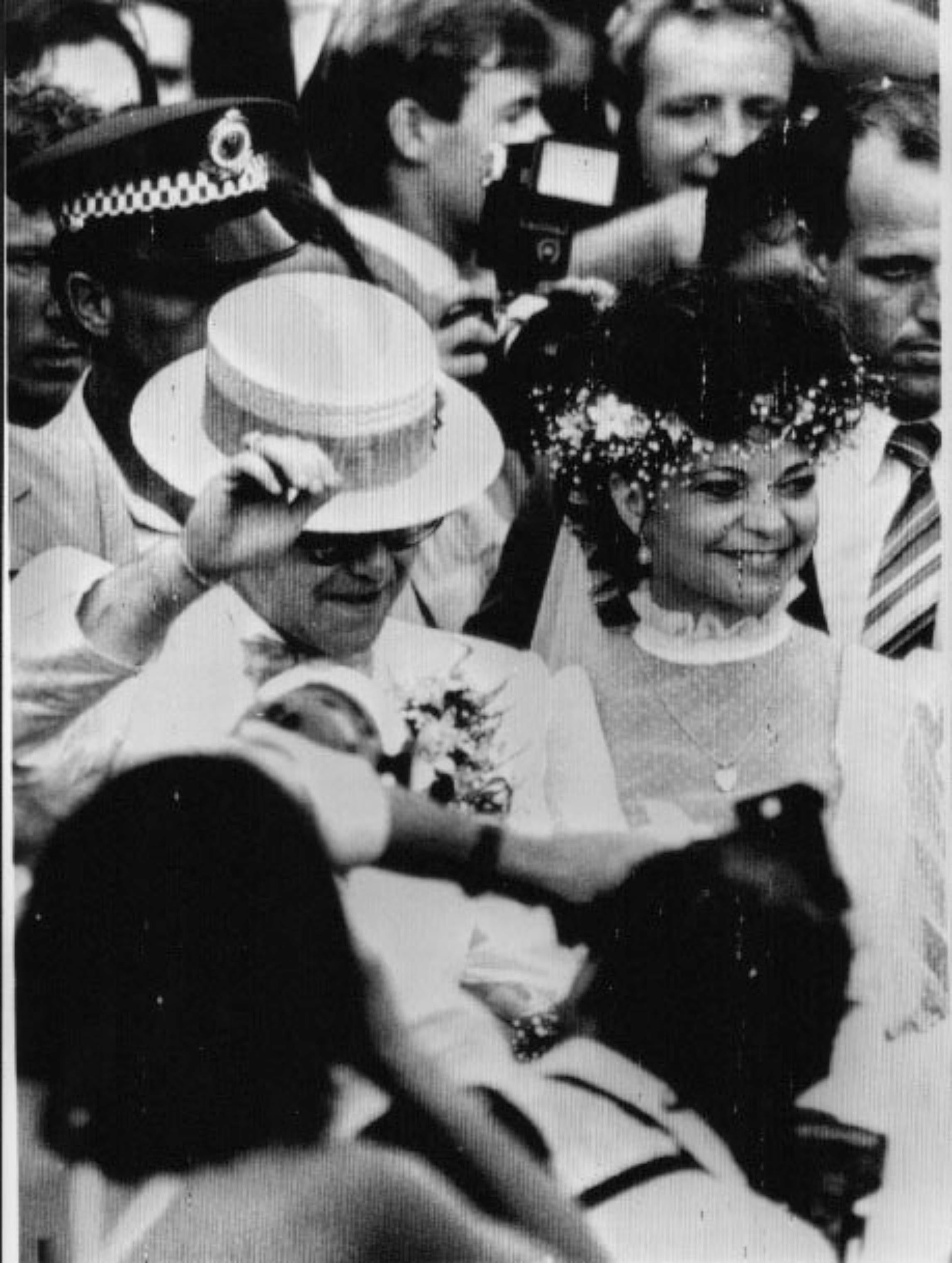 Figurative Photograph Unknown - Elton John et le premier mari avec Renate Blauel - Photo vintage, années 1980