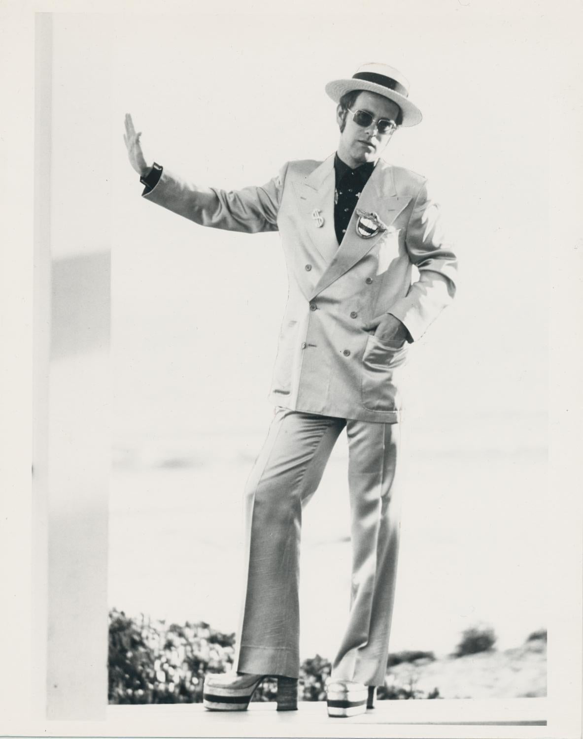 Unknown Black and White Photograph – Elton John in jungen Jahren, gekleidet in