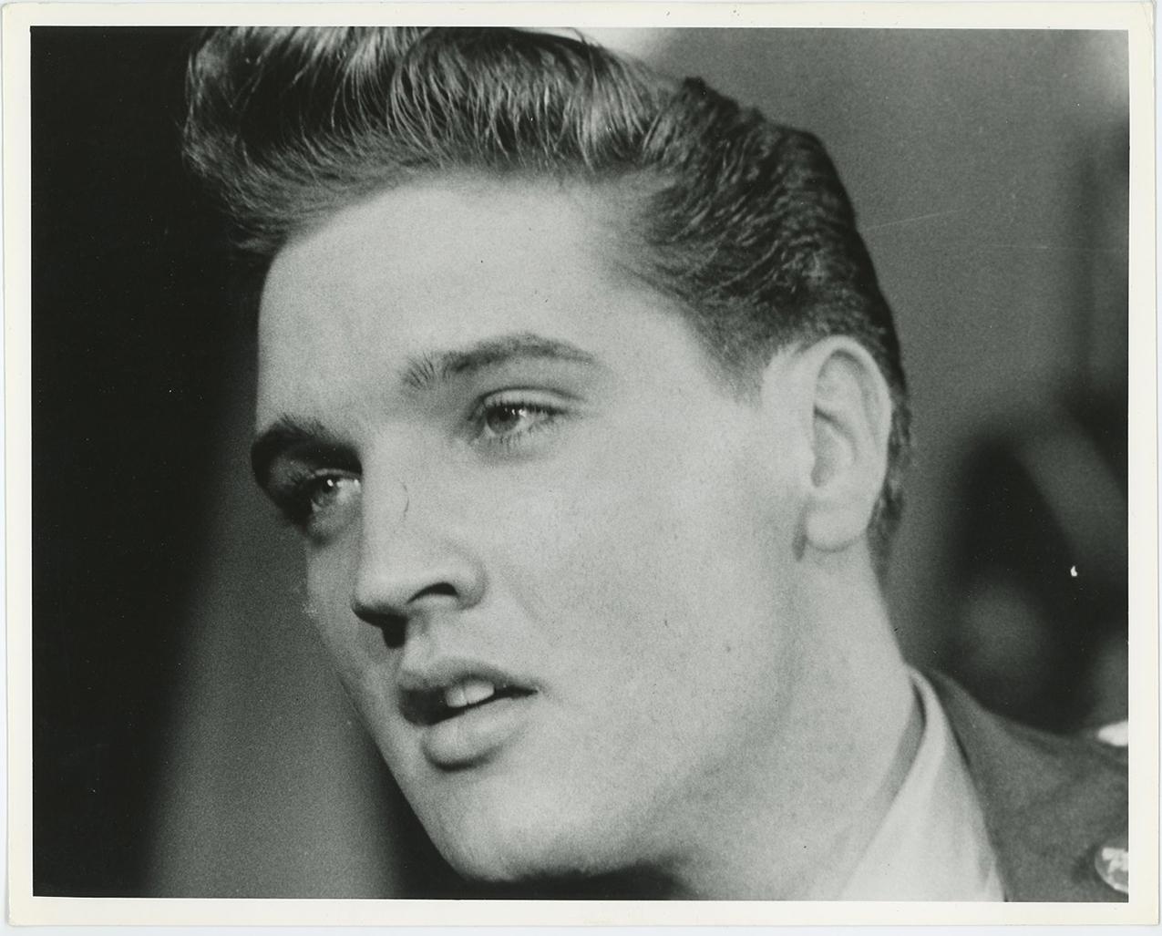 ELVIS PRESLEY in Publicity Pose 1962 8x10 Photo STUNNING CLOSE-UP 