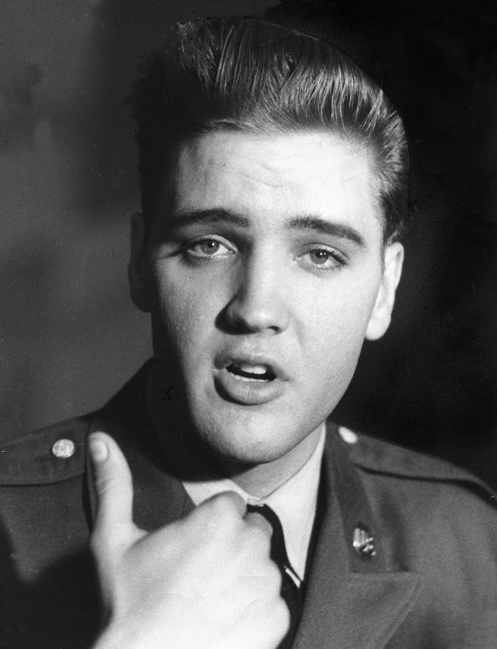 Unknown Portrait Photograph – Elvis Presley in Farben