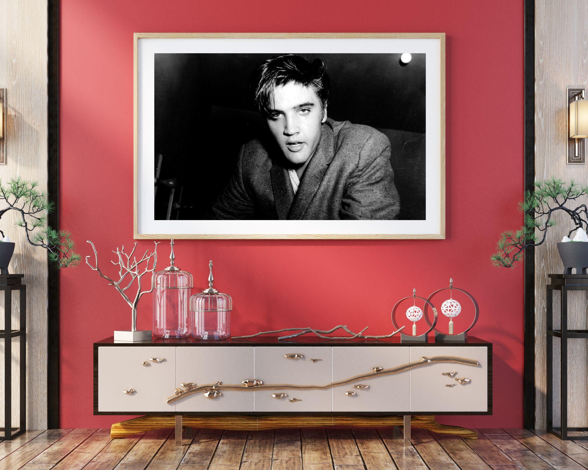 Elvis Presley dans l'ombre - Photograph de Unknown