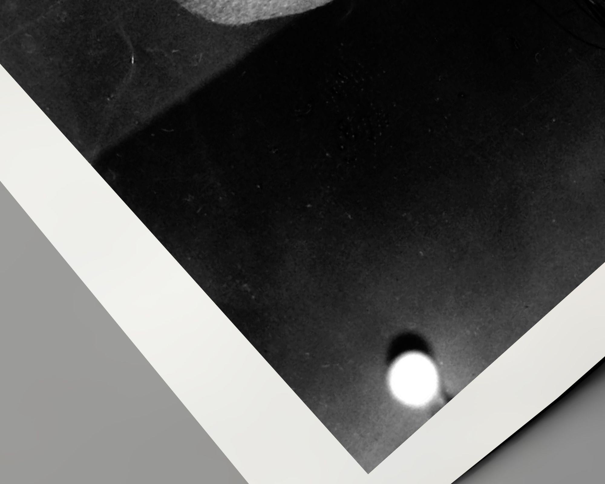 Elvis Presley dans l'ombre - Contemporain Photograph par Unknown
