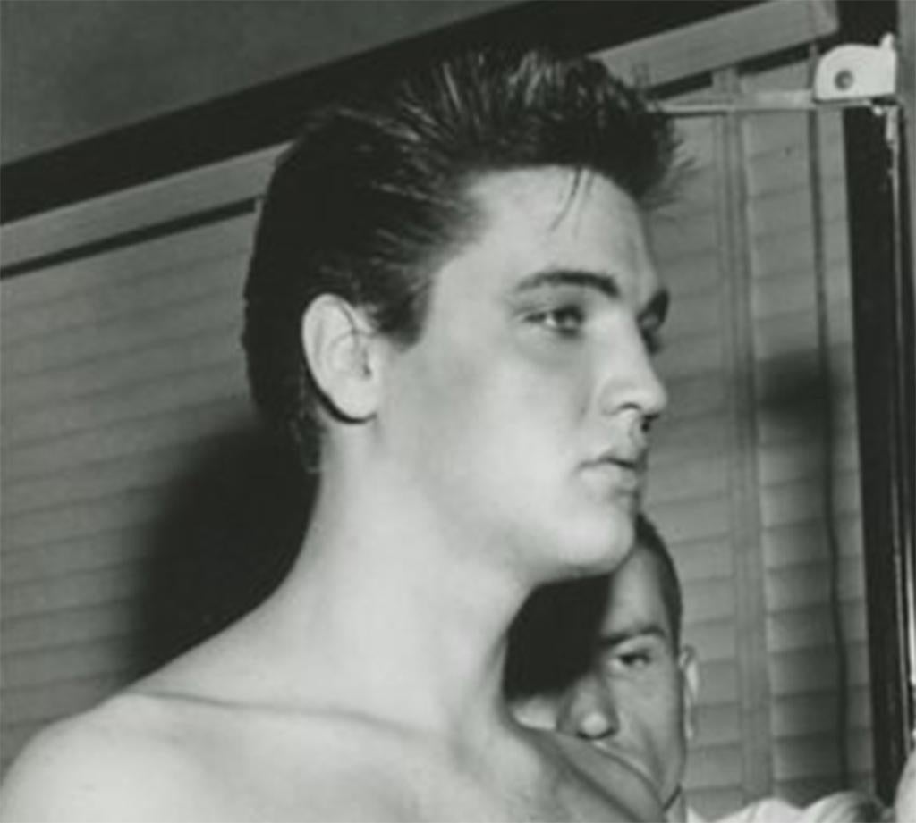 Elvis Presleys berühmtes Einzugsfoto in die Armee 1959 – Photograph von Unknown