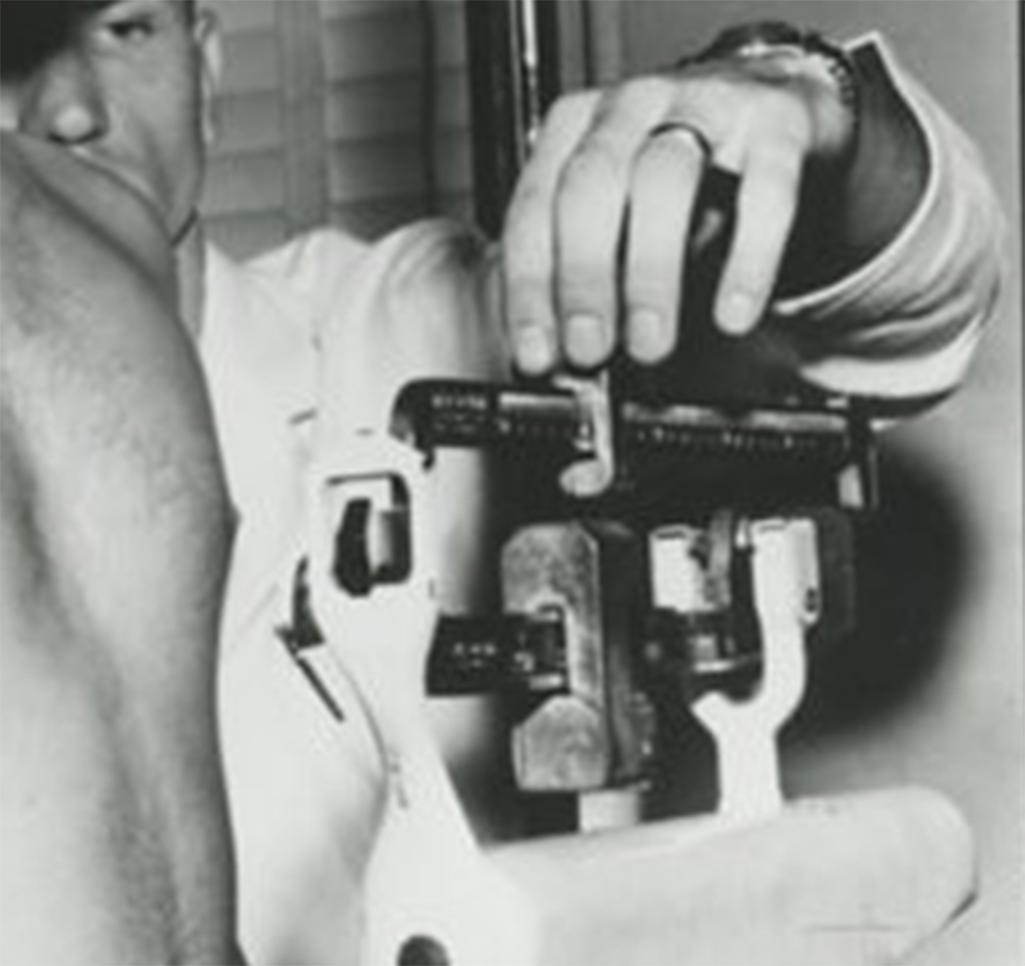Elvis Presleys berühmtes Einzugsfoto in die Armee 1959 (Moderne), Photograph, von Unknown