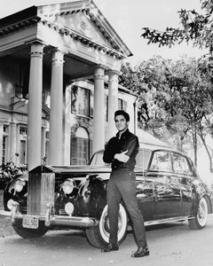 Elvis Presley mit Rolls Royce in seinem Anwesen in Graceland