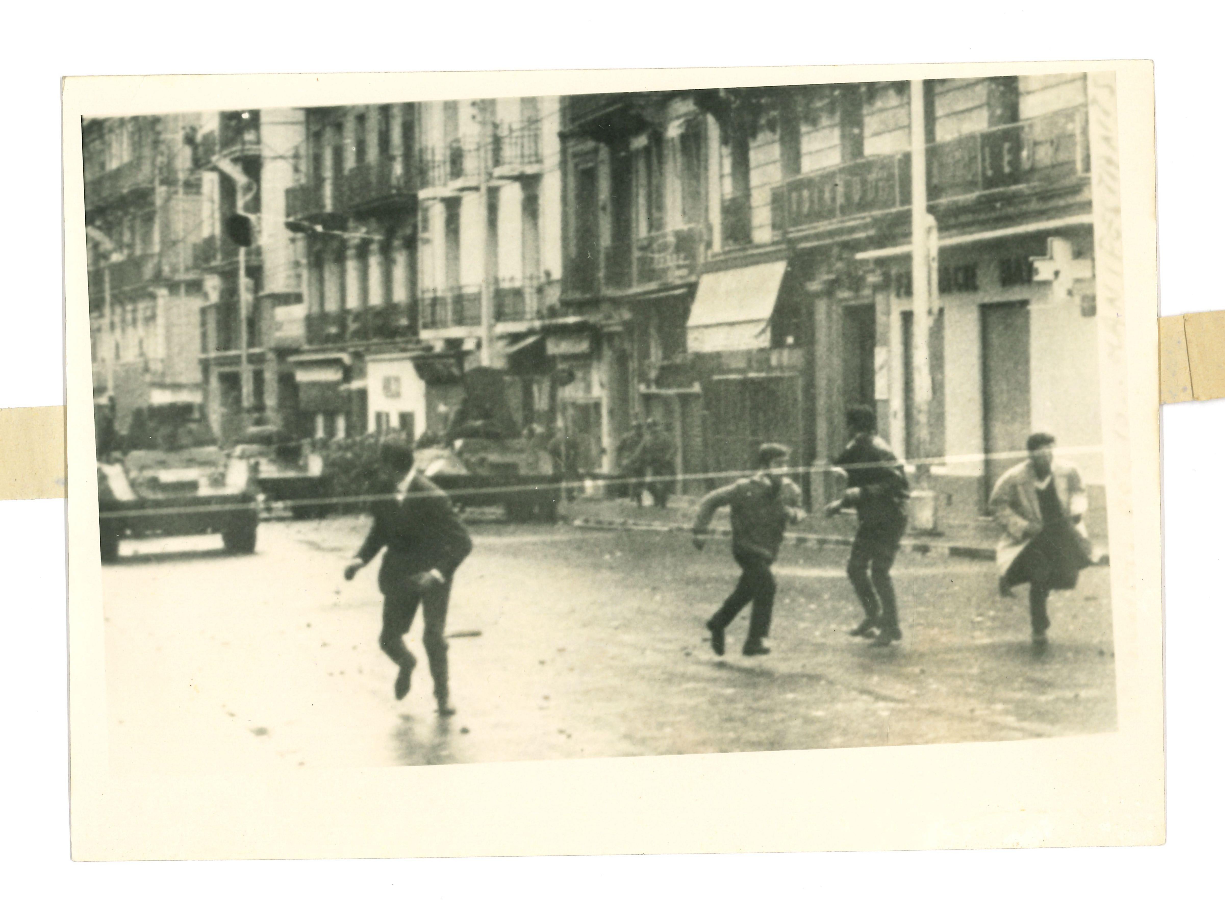 Unknown Figurative Photograph - Escape - Photo Reportage of Algerian - 1960s
