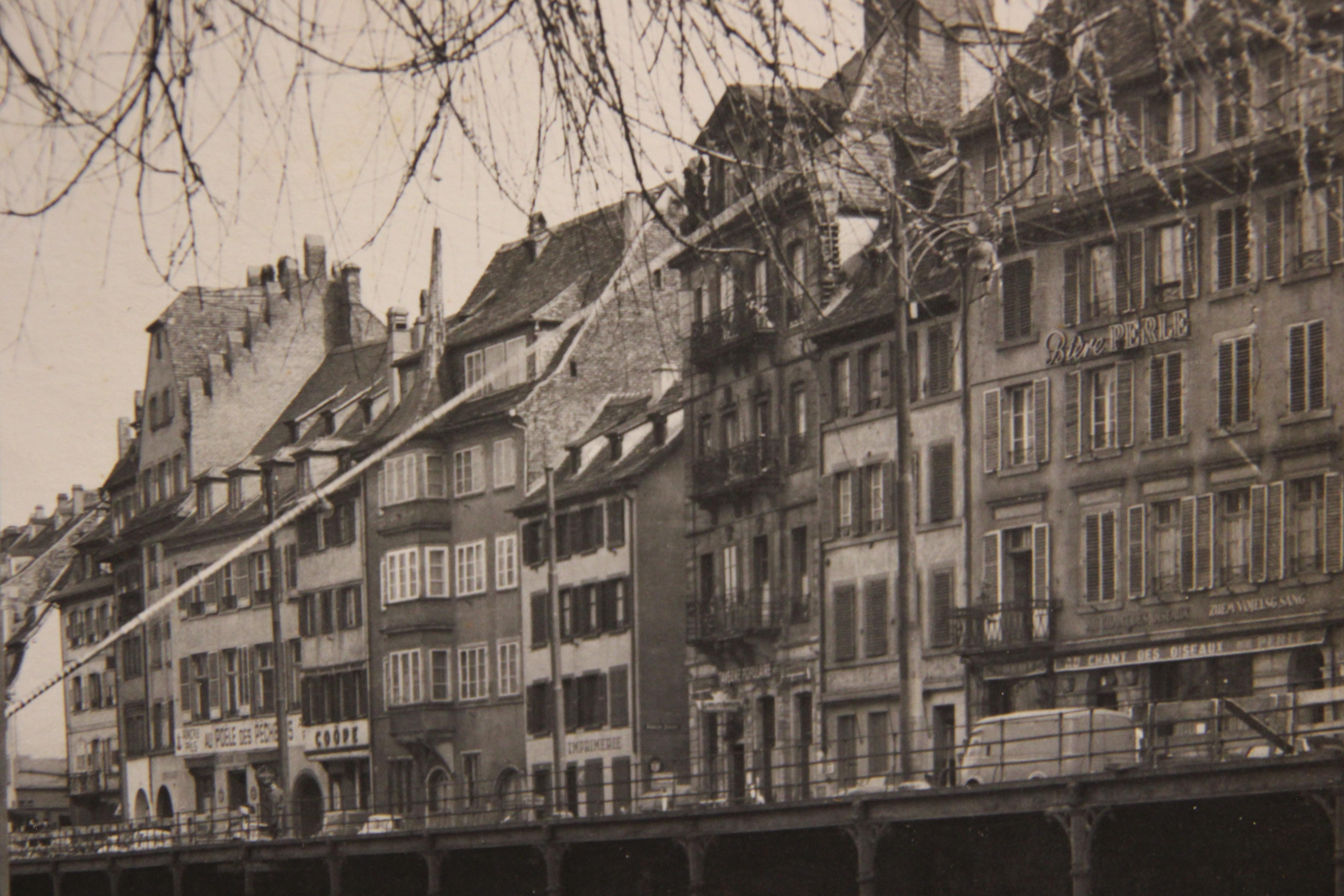 Photographie noire et blanche ancienne du pêcheur de canaux européen - Gris Black and White Photograph par Unknown