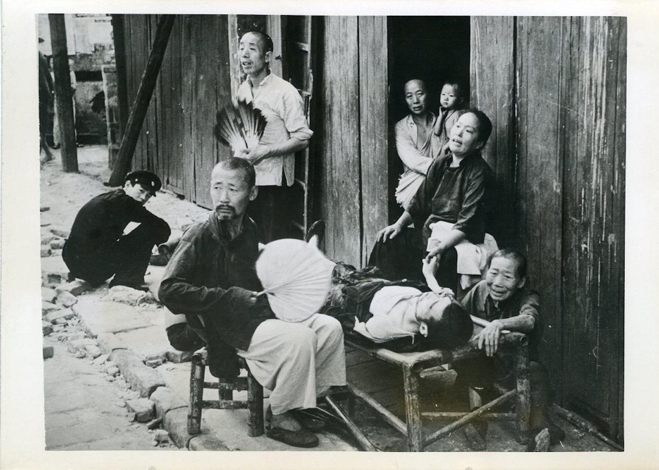 Unknown Black and White Photograph - Evacuees in Hankou - Vintage Photo 1938