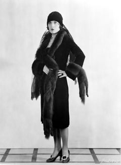 Evelyn Brent posa con pieles