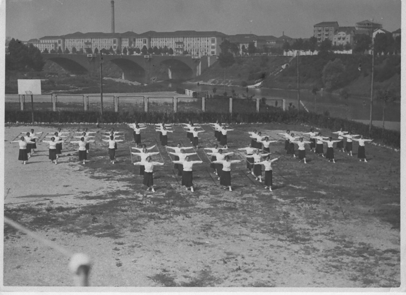 Unknown Figurative Photograph – Sportübungen und weibliche Spiele während des Fascismus in Italien - Vintage b/w Foto - 1934 ca.