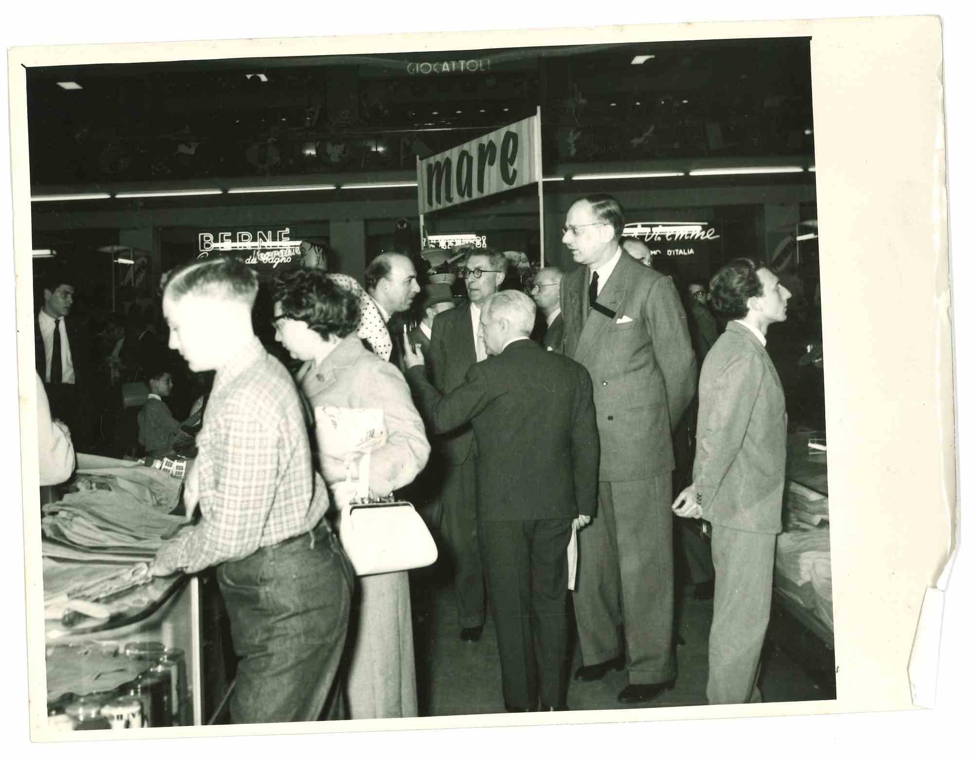 Unknown Portrait Photograph - Exhibition - Life in Italy - Photo - 1960s