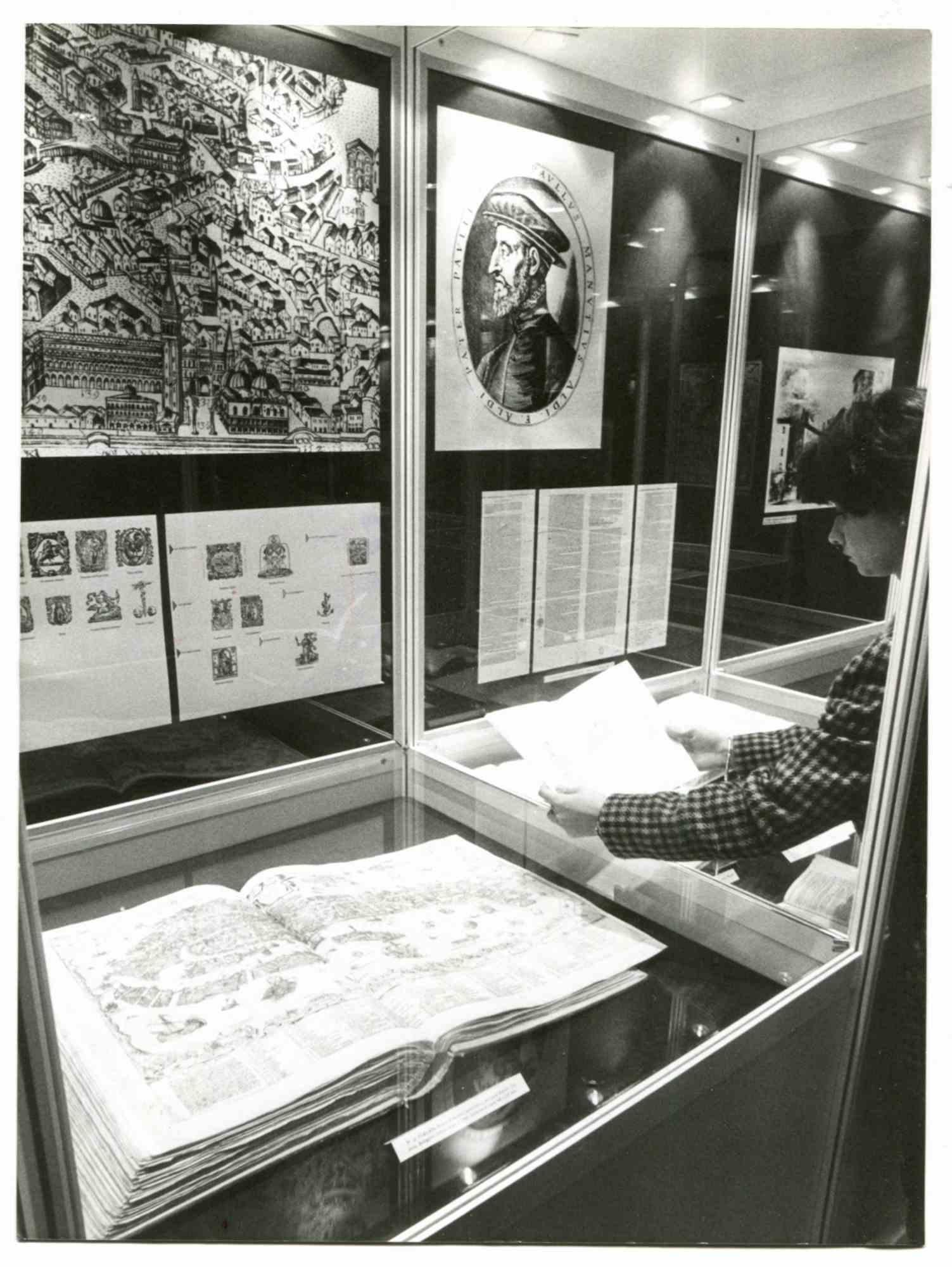 Unknown Figurative Photograph - Exhibition of Book Rome - Vintage Photo - 1989